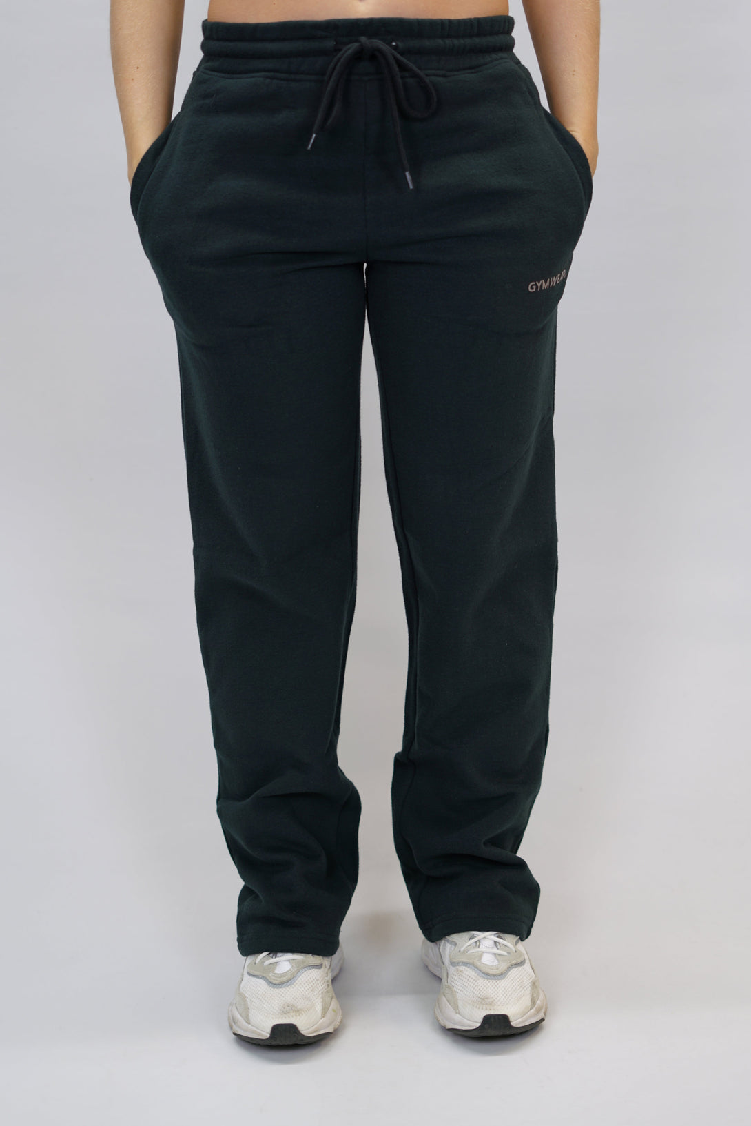 Träningsbyxor för dam med vida ben och märkes logga Gymwear placerad på vänster lår nedanför fickan. Svarta byxor som passar perfekt för träning och vardag.