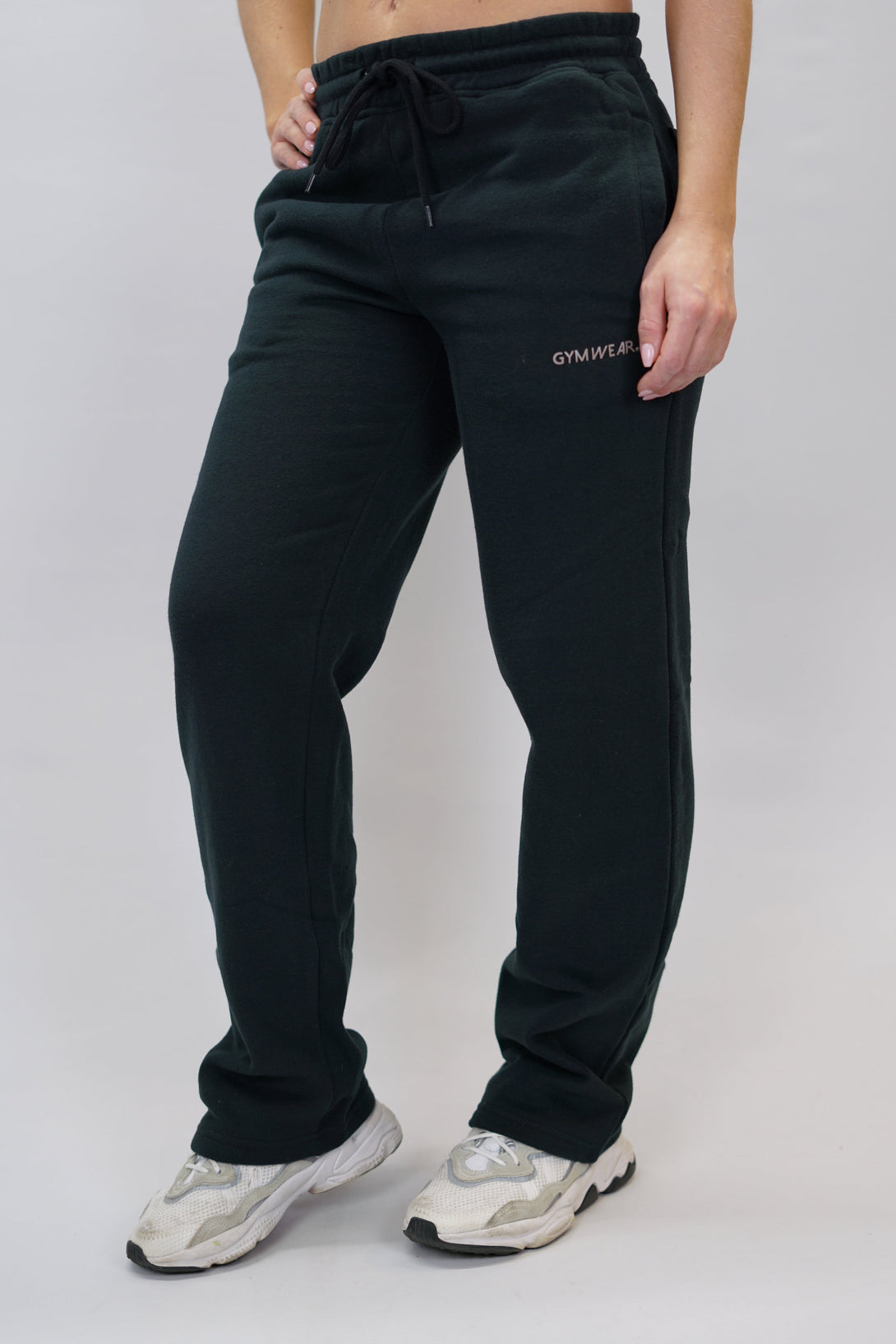Träningsbyxor för dam med vida ben och märkes logga Gymwear placerad på vänster lår nedanför fickan. Svarta byxor som passar perfekt för träning och vardag.