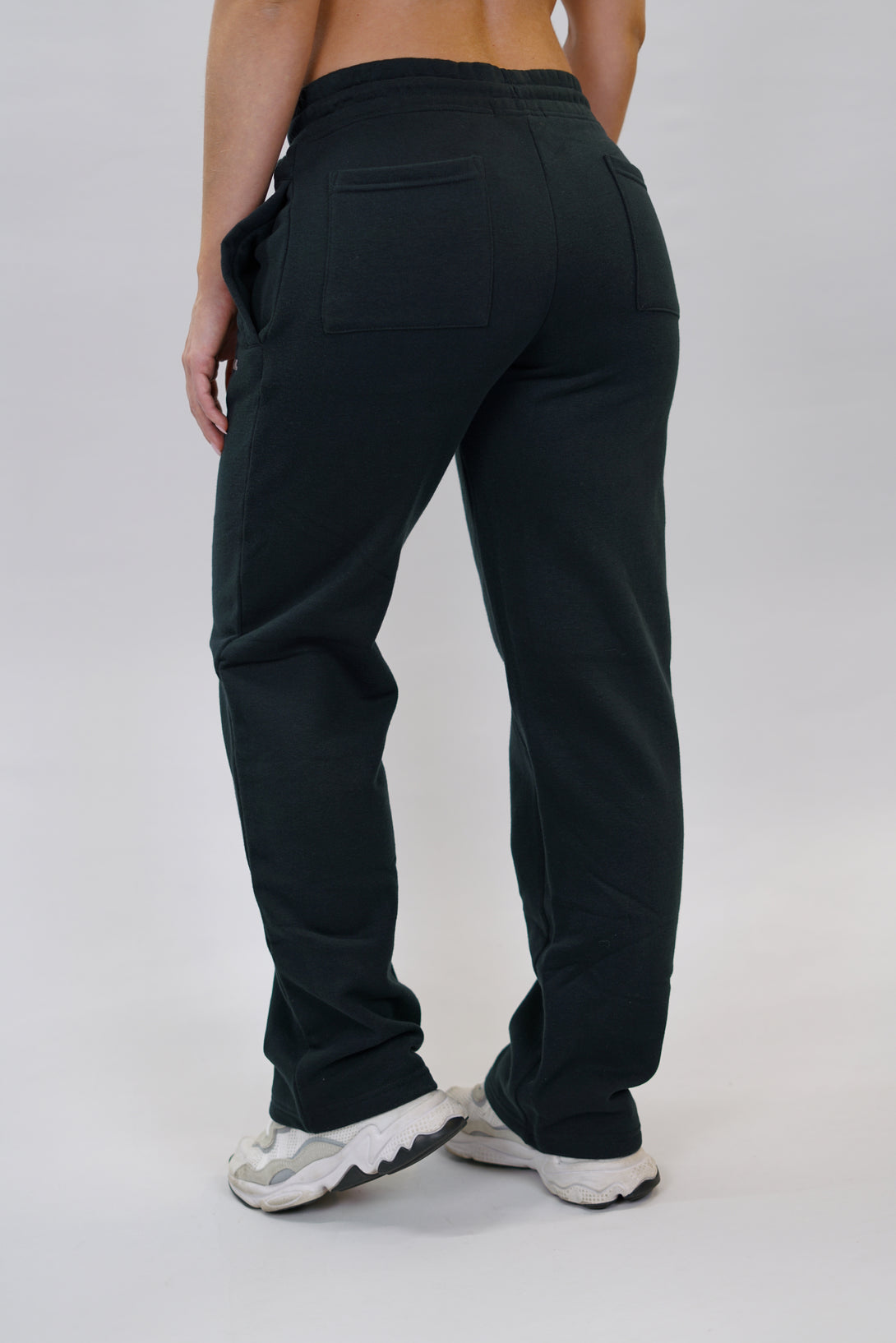 Träningsbyxor för dam med vida ben och märkes logga Gymwear placerad på vänster lår nedanför fickan. Svarta byxor som passar perfekt för träning och vardag.