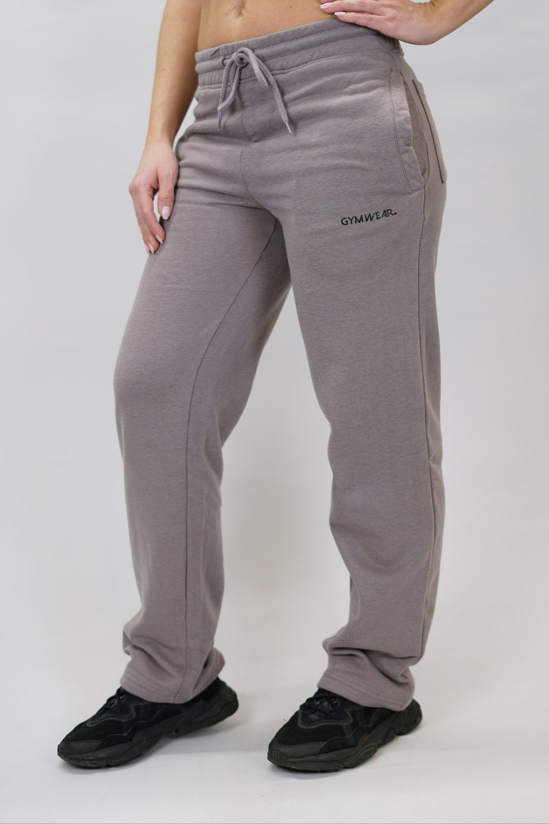 Träningsbyxor för dam med vida ben och märkes logga Gymwear placerad på vänster lår nedanför fickan. Byxor i färgen zink som passar perfekt för träning och vardag.