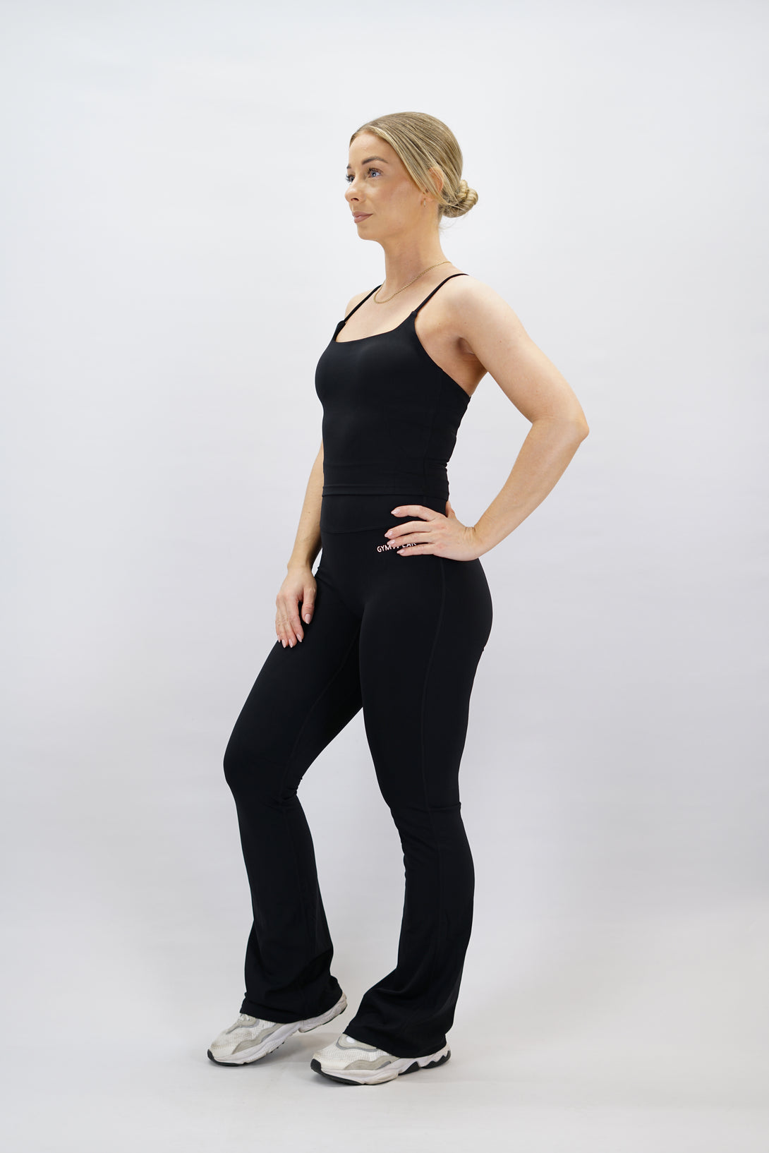 Svart Loana Flare Tights - utsvängda tränings leggings med scrunch-detalj och Gymwear-logga på vänster ben