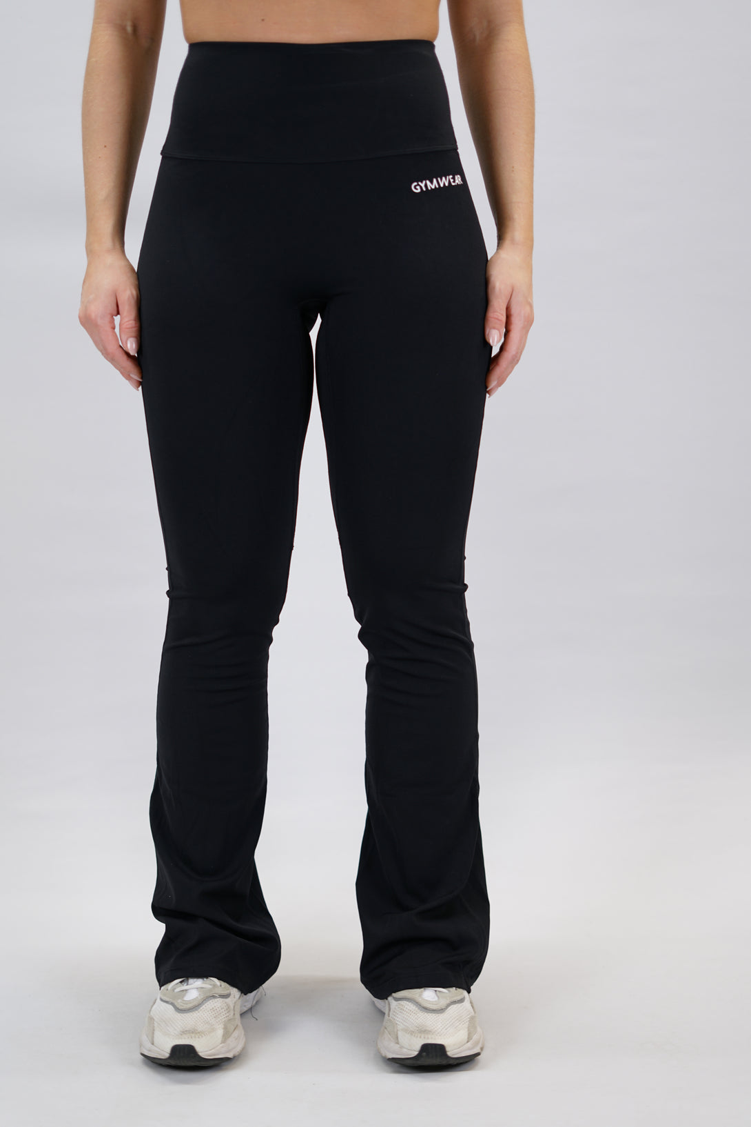 Svart Loana Flare Tights - utsvängda tränings leggings med scrunch-detalj och Gymwear-logga på vänster ben