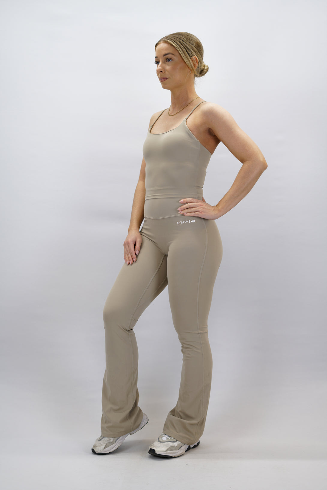 Beige Loana Flare Tights - utsvängda tränings leggings med scrunch-detalj och Gymwear-logga på vänster ben