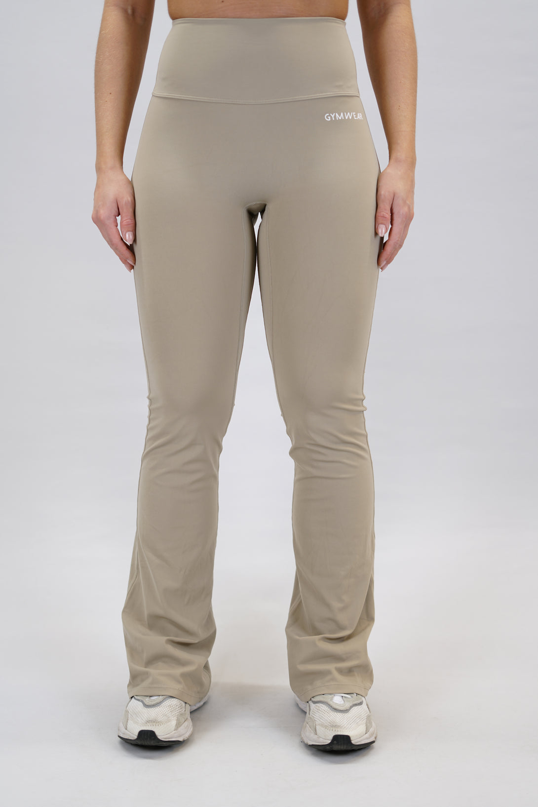 Beige Loana Flare Tights - utsvängda tränings leggings med scrunch-detalj och Gymwear-logga på vänster ben