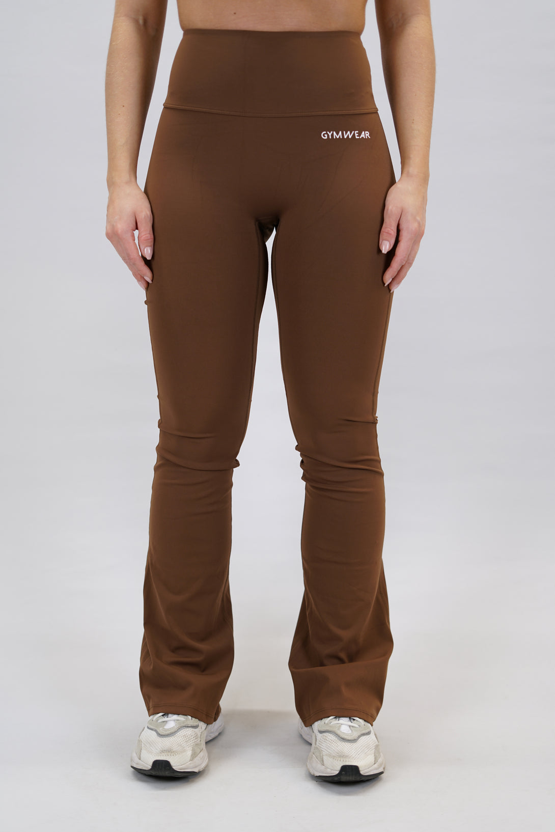 Brun Loana Flare Tights - utsvängda tränings leggings med scrunch-detalj och Gymwear-logga på vänster ben