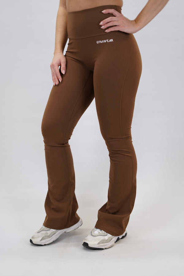 Brun Loana Flare Tights - utsvängda tränings leggings med scrunch-detalj och Gymwear-logga på vänster ben