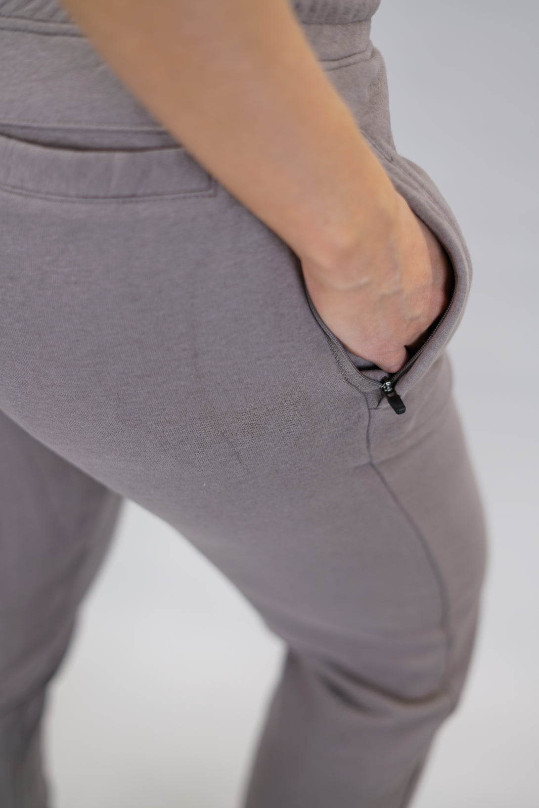 Träningsbyxor för dam i borstad bomull i färgen zink med Gymwear logga på vänster lår nedanför fickan, dragsko och elastisk midja