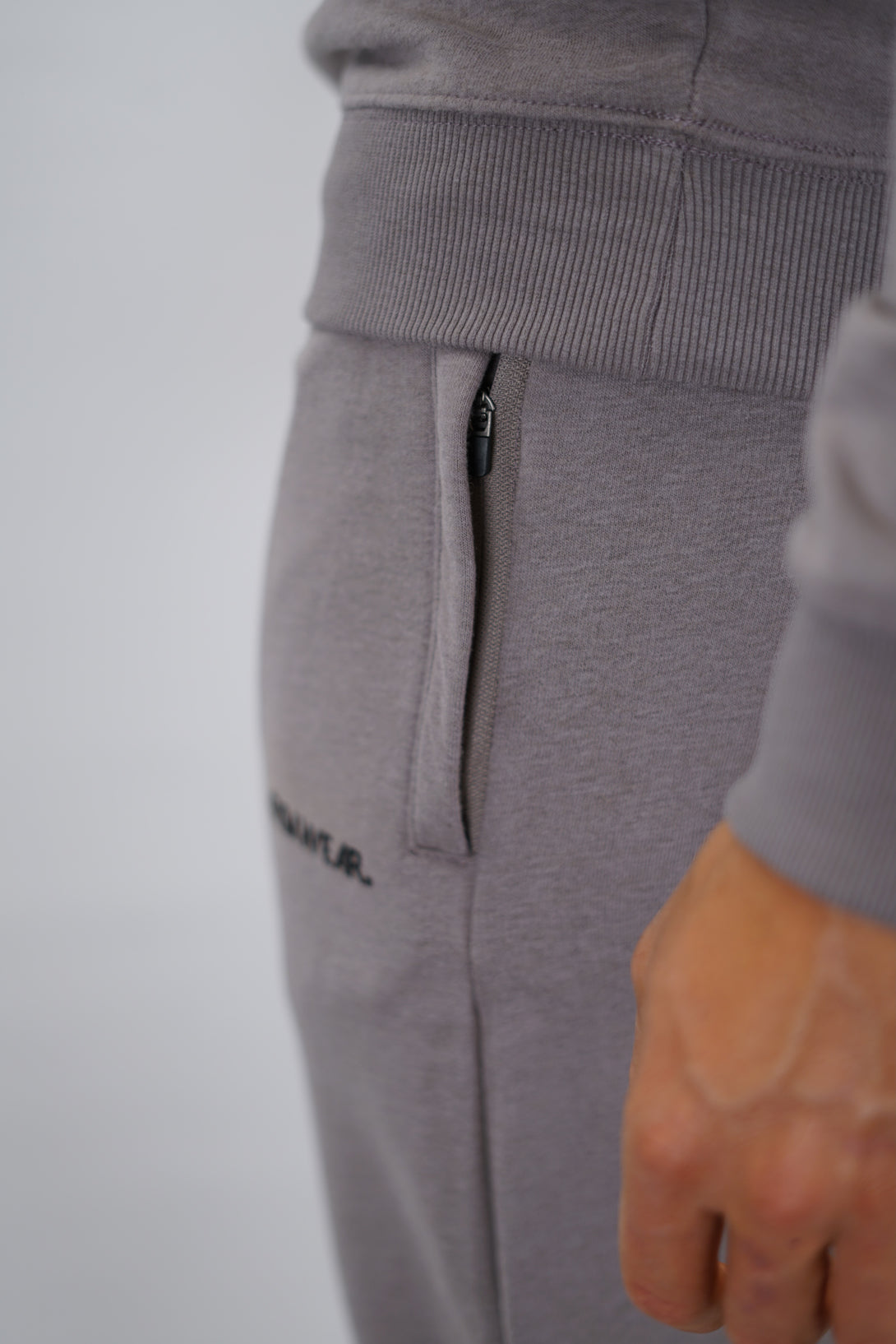 Träningsbyxor för herr i borstad bomull zink med Gymwear logga på vänster lår nedanför fickan, dragsko och elastisk midja