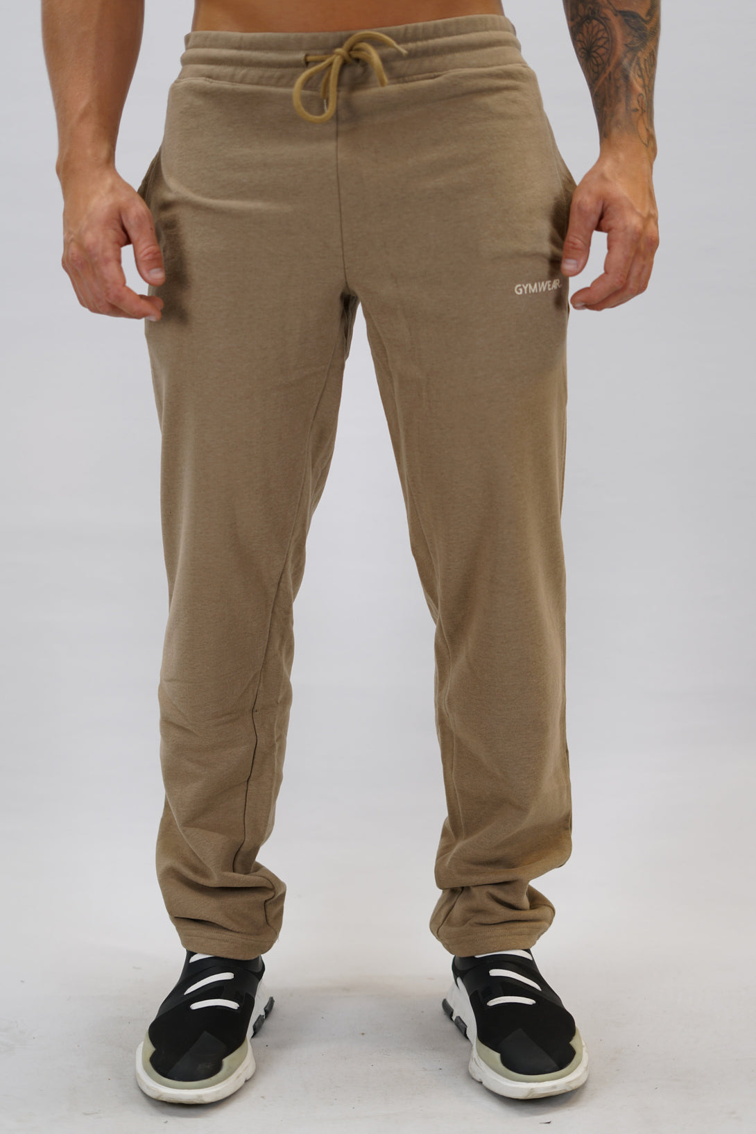 Träningsbyxor för herr i borstad bomull beige med Gymwear logga på vänster lår nedanför fickan, dragsko och elastisk midja
