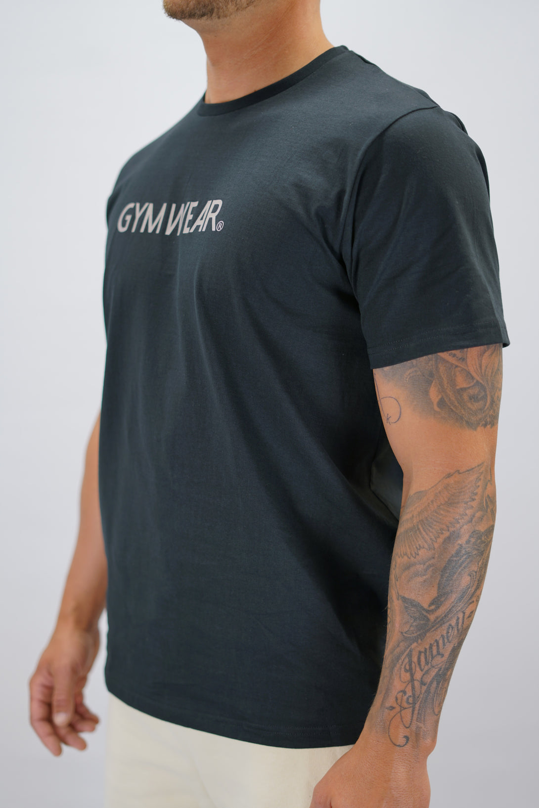 Svart Mirch T-Shirt, en kortärmad tränings-t-shirt i mjuk borstad bomull med Gymwear-logotyp på bröstet.