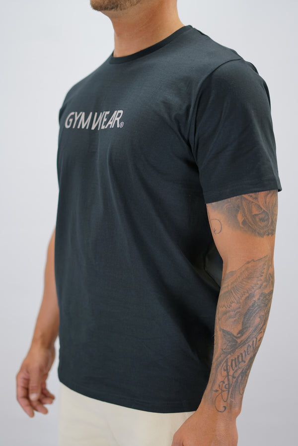 Svart Mirch T-Shirt, en kortärmad tränings-t-shirt i mjuk borstad bomull med Gymwear-logotyp på bröstet.