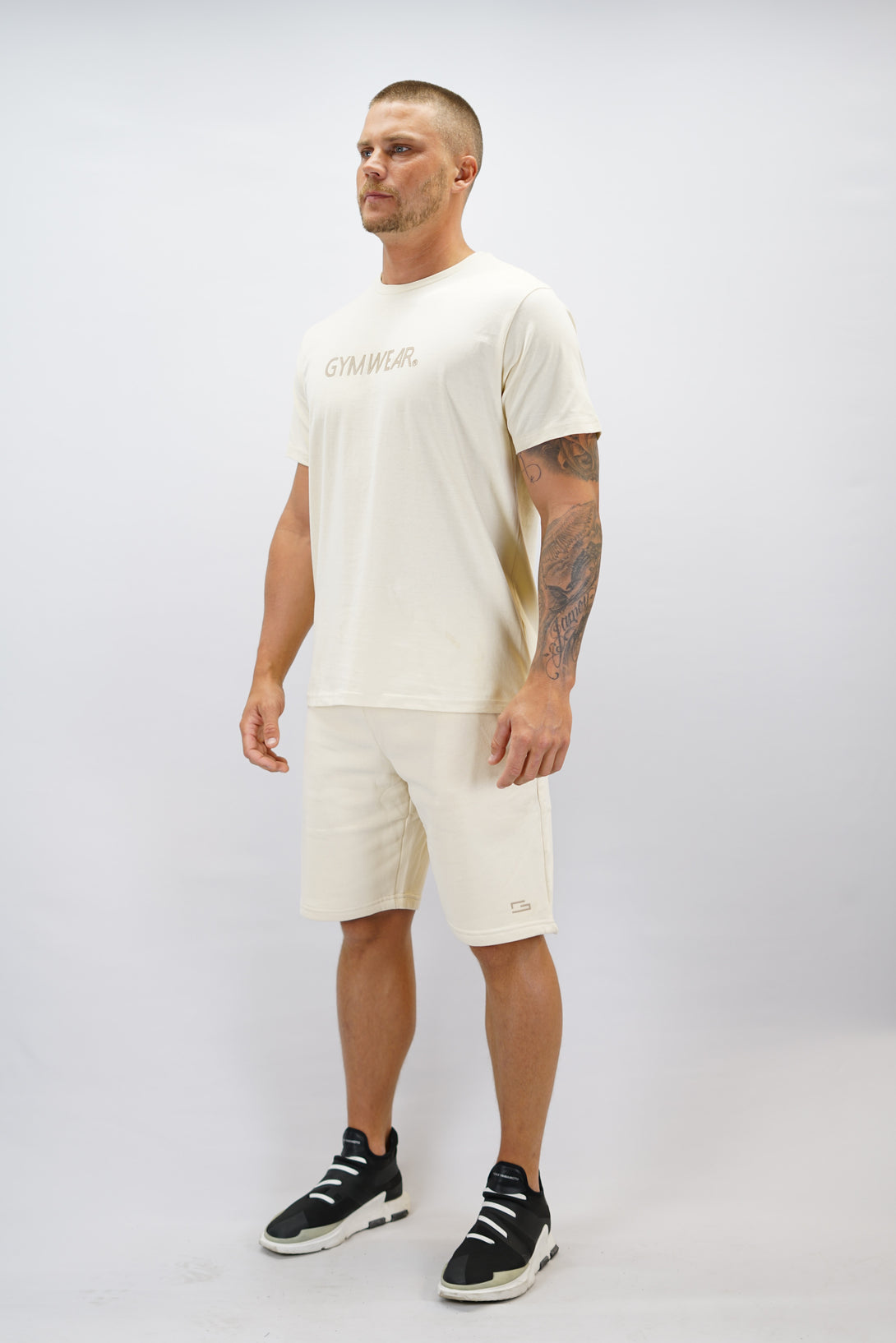 Beige Mirch T-Shirt, en kortärmad tränings-t-shirt i mjuk borstad bomull med Gymwear-logotyp på bröstet.