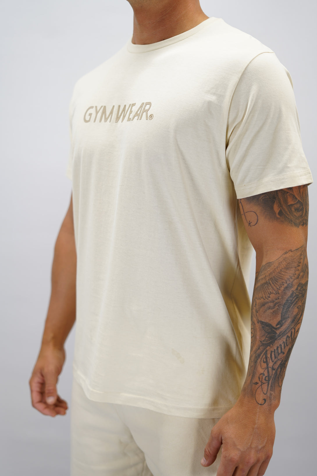 Beige Mirch T-Shirt, en kortärmad tränings-t-shirt i mjuk borstad bomull med Gymwear-logotyp på bröstet.