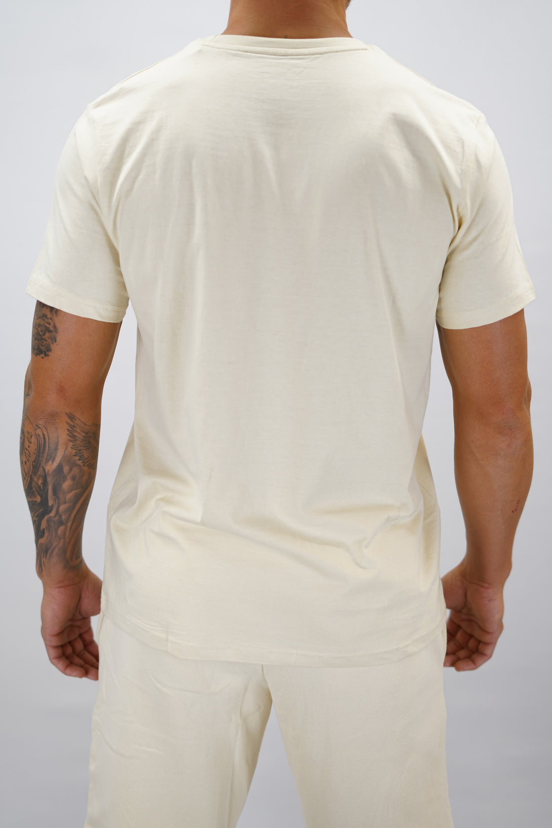 Beige Mirch T-Shirt, en kortärmad tränings-t-shirt i mjuk borstad bomull med Gymwear-logotyp på bröstet.