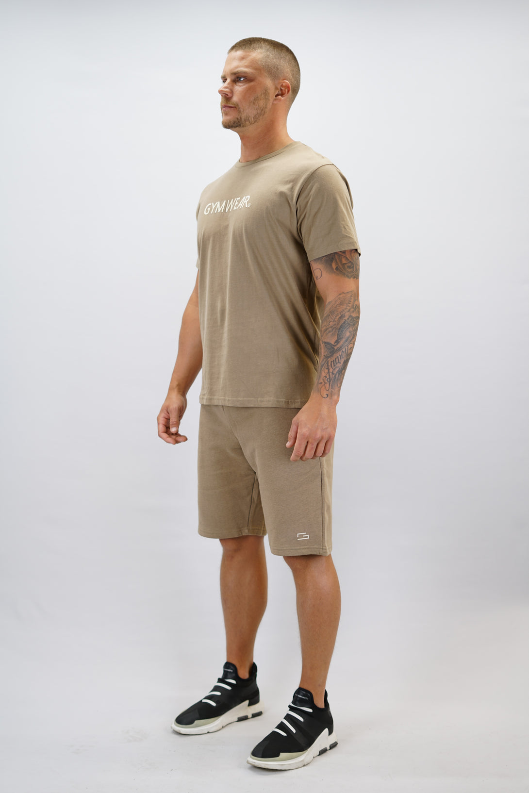 Brun Mirch T-Shirt, en kortärmad tränings-t-shirt i mjuk borstad bomull med Gymwear-logotyp på bröstet.