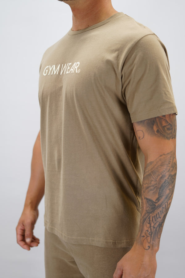 Brun Mirch T-Shirt, en kortärmad tränings-t-shirt i mjuk borstad bomull med Gymwear-logotyp på bröstet.