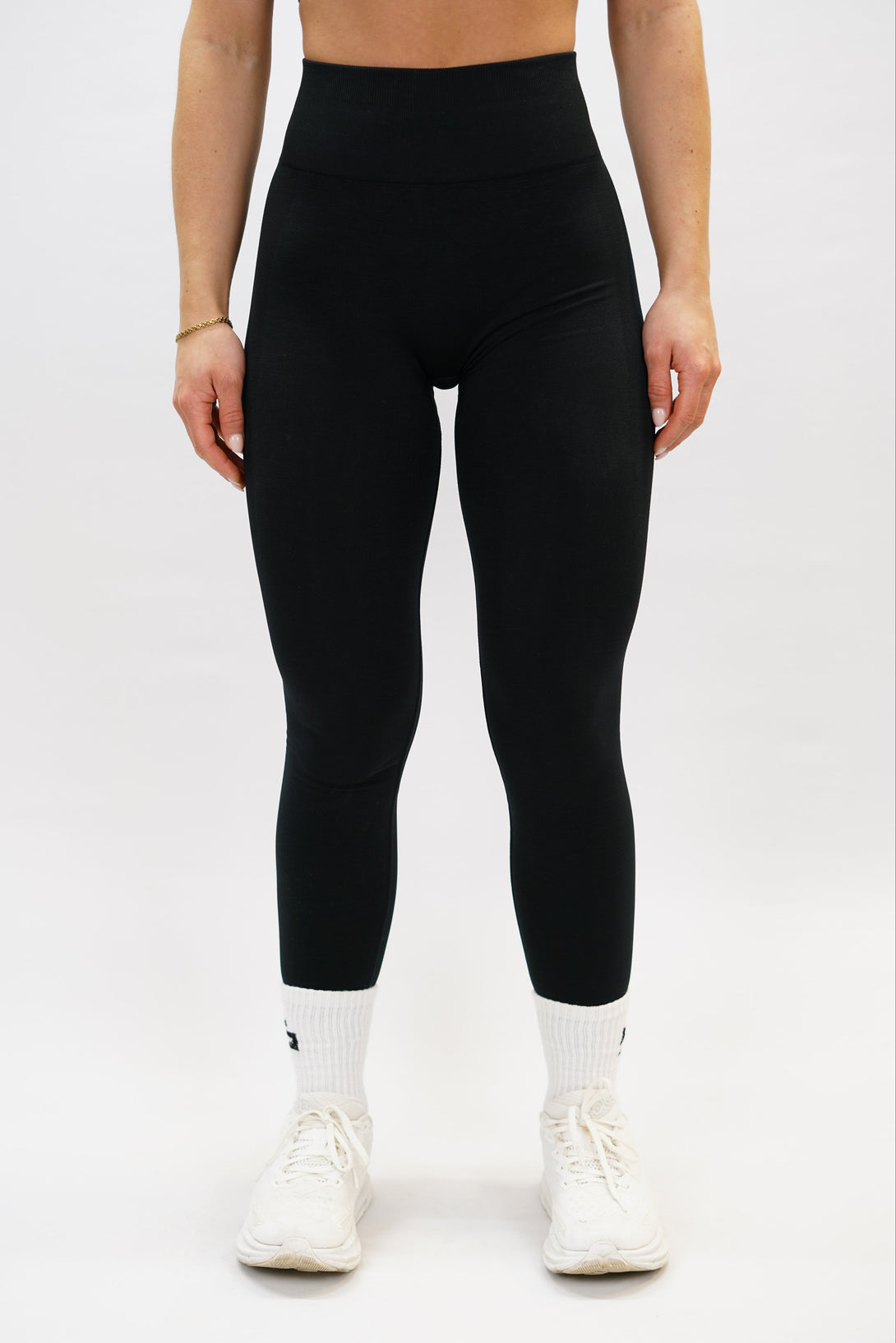 Svart Naima scrunch tights - tränings leggings med scrunch-detalj och Gymwear-logga bak