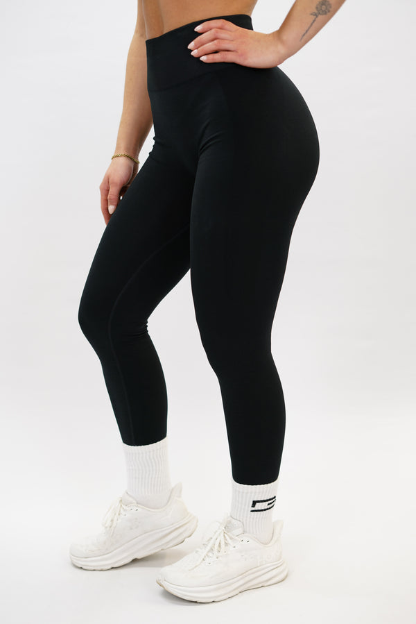 Svart Naima scrunch tights - tränings leggings med scrunch-detalj och Gymwear-logga bak
