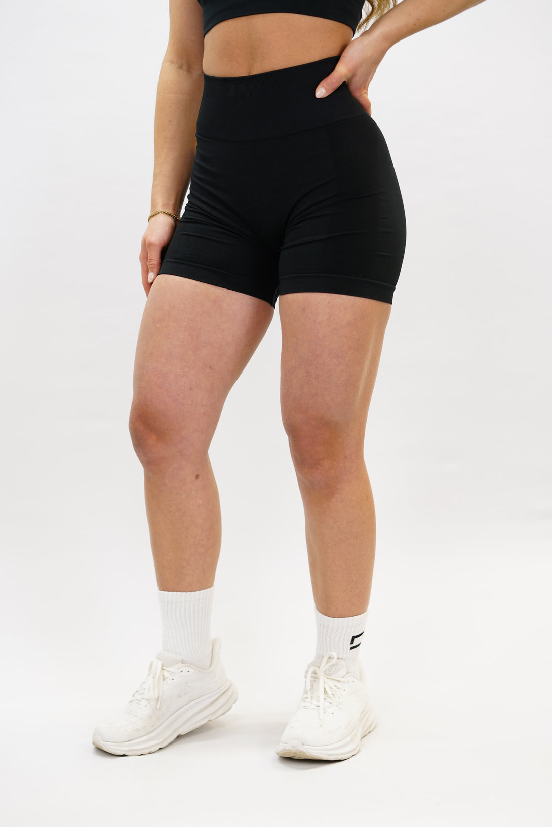 Svart Naima Scrunch Shorts - träningsshorts med snygg scrunch-detalj och Gymwear-logga bak