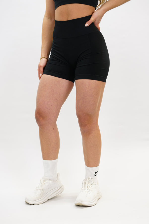Svart Naima Scrunch Shorts - träningsshorts med snygg scrunch-detalj och Gymwear-logga bak