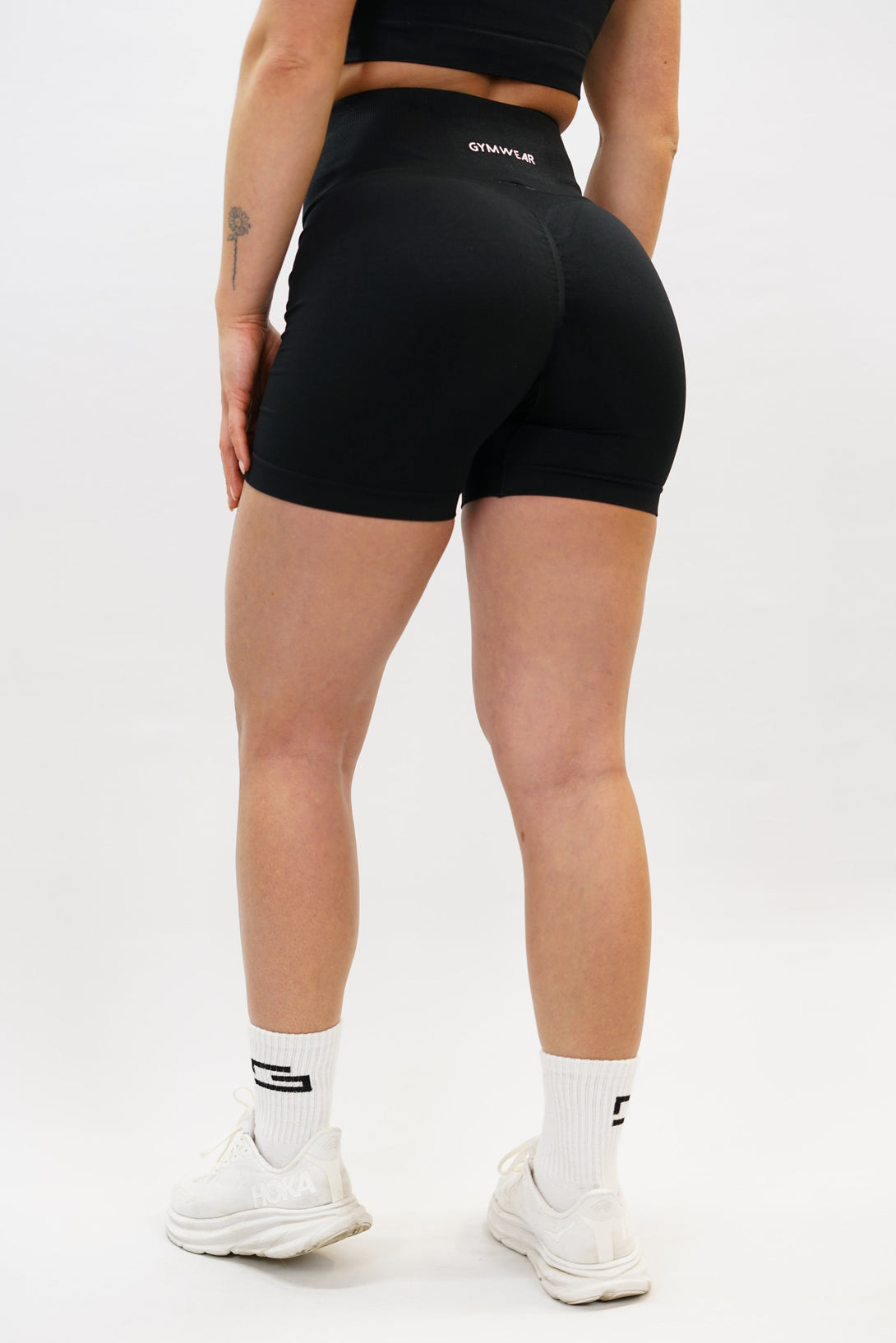 Svart Naima Scrunch Shorts - träningsshorts med snygg scrunch-detalj och Gymwear-logga bak