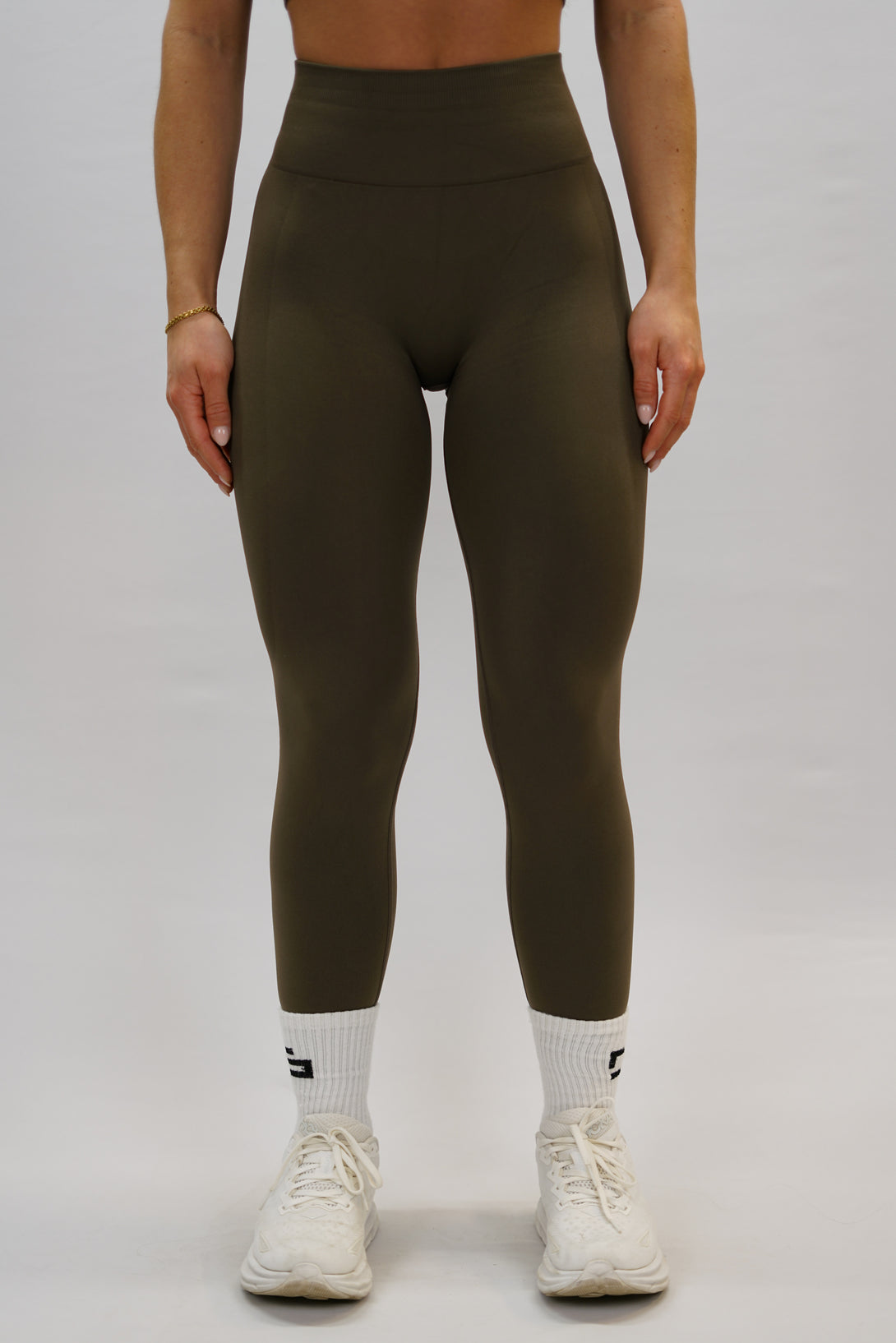 Brun Naima scrunch tights - tränings leggings med scrunch-detalj och Gymwear-logga bak