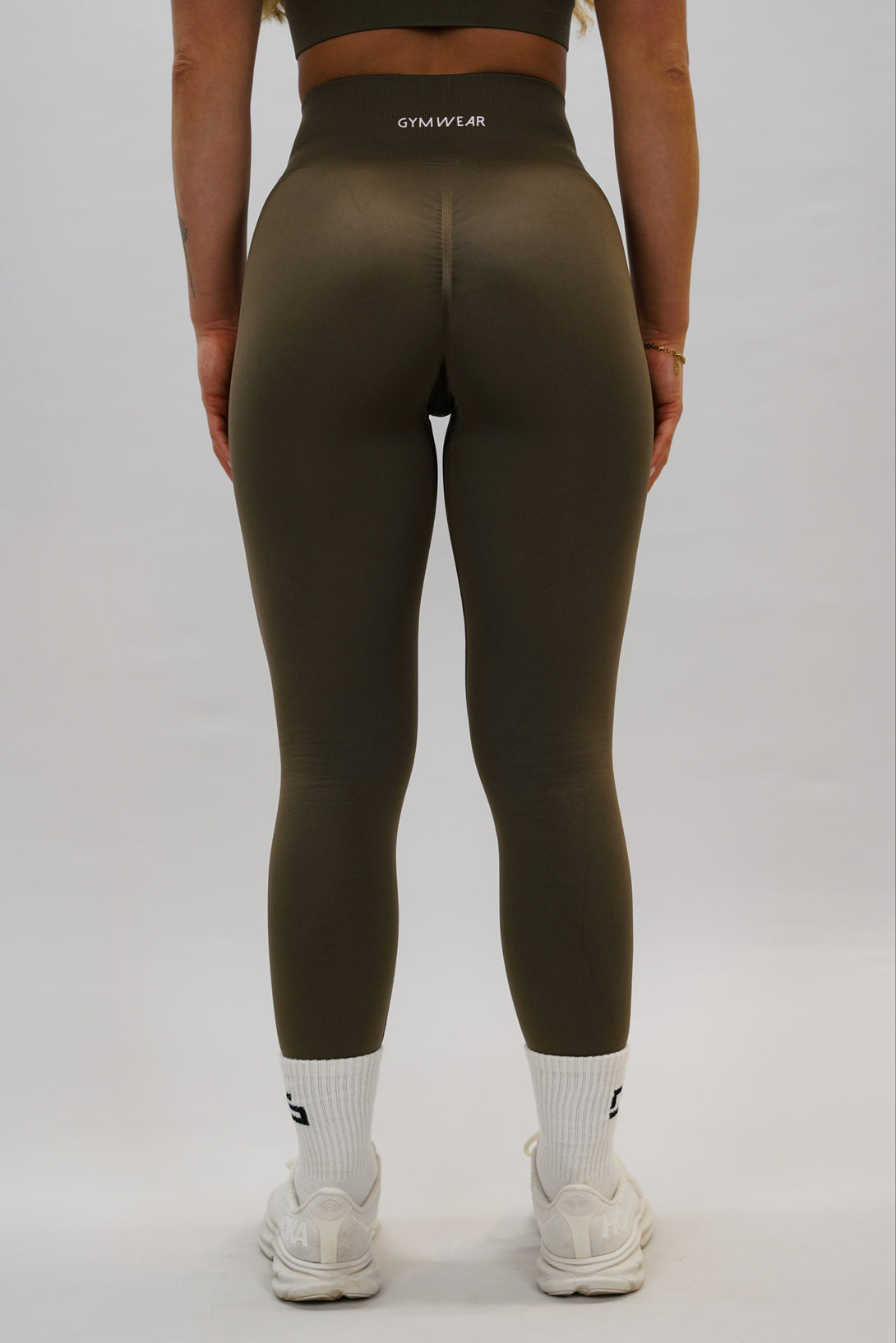 Brun Naima scrunch tights - tränings leggings med scrunch-detalj och Gymwear-logga bak