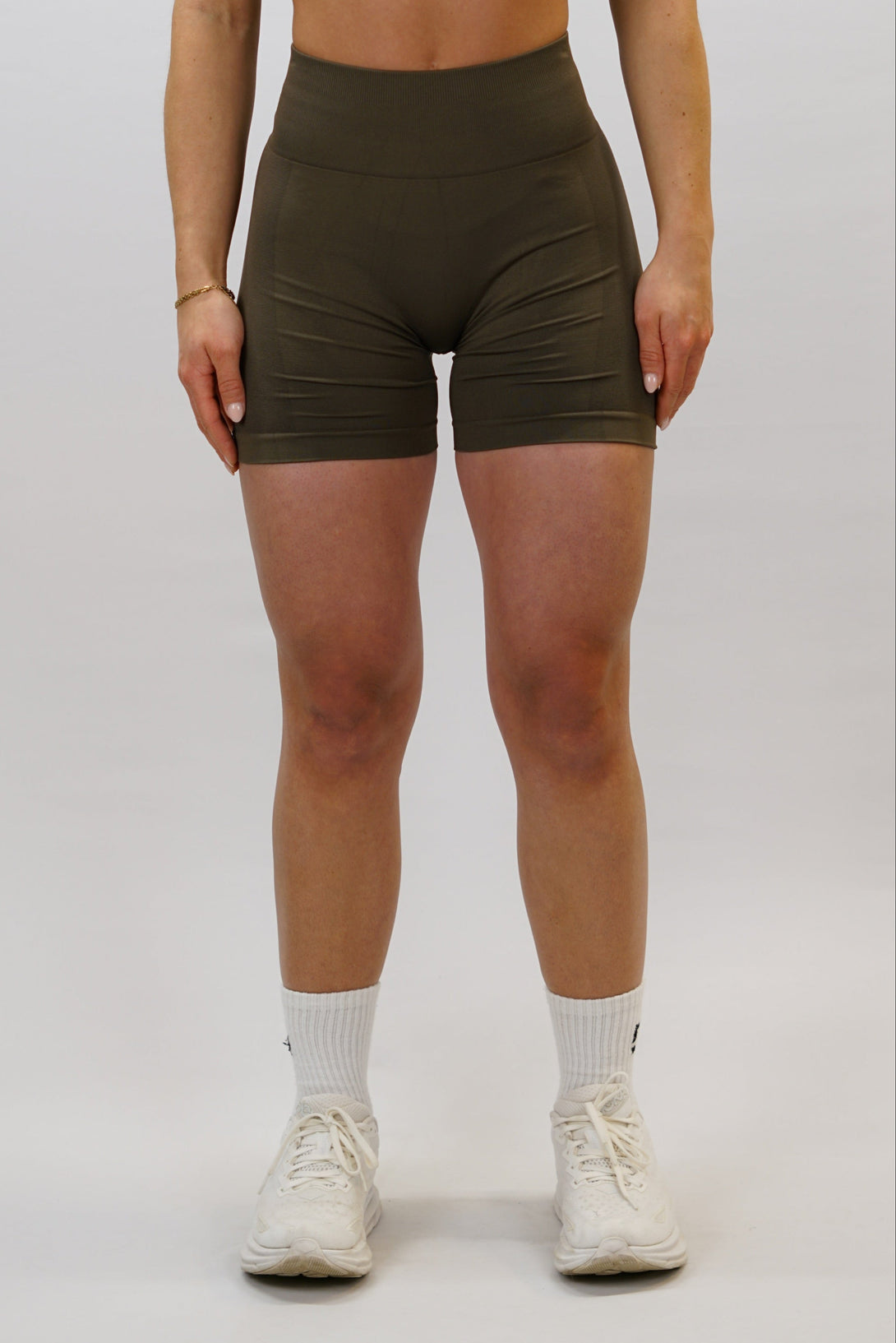 Brun Naima Scrunch Shorts - träningsshorts med snygg scrunch-detalj och Gymwear-logga bak