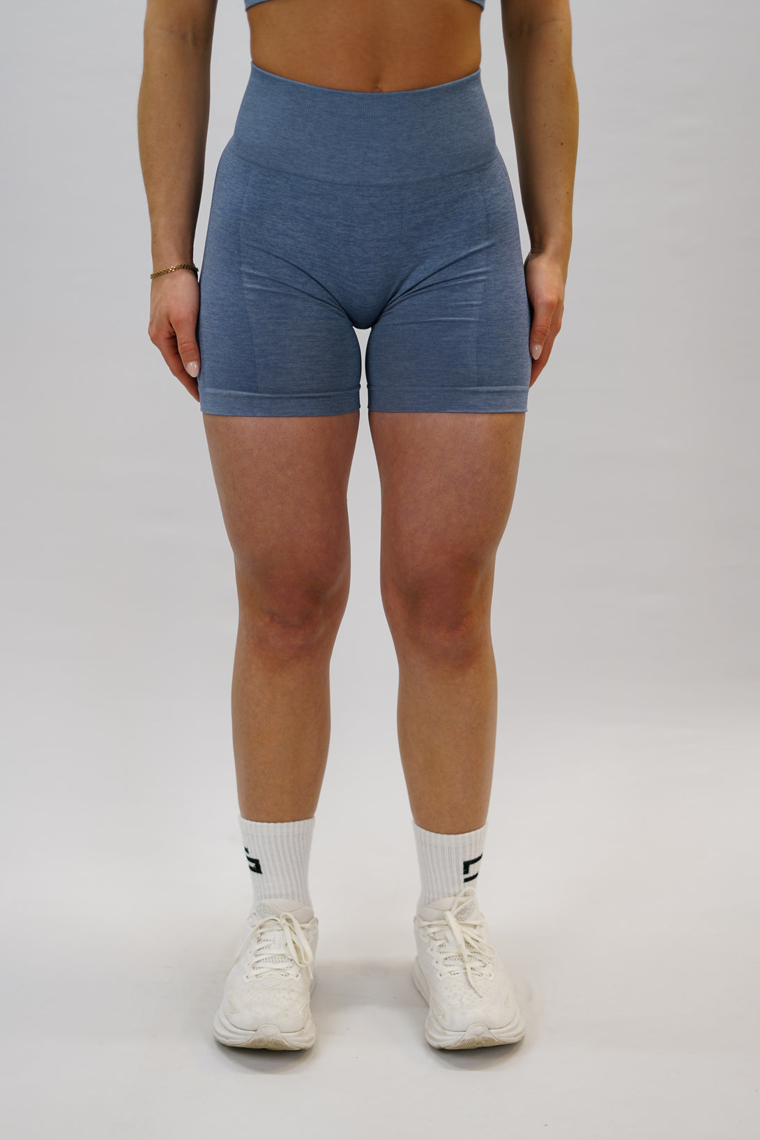 Blå Naima Scrunch Shorts - träningsshorts med snygg scrunch-detalj och Gymwear-logga bak