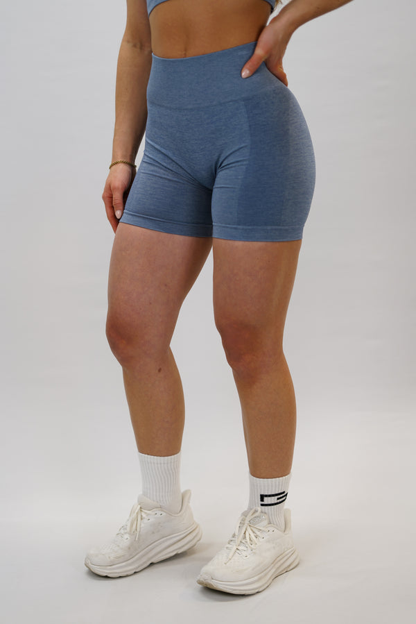 Blå Naima Scrunch Shorts - träningsshorts med snygg scrunch-detalj och Gymwear-logga bak