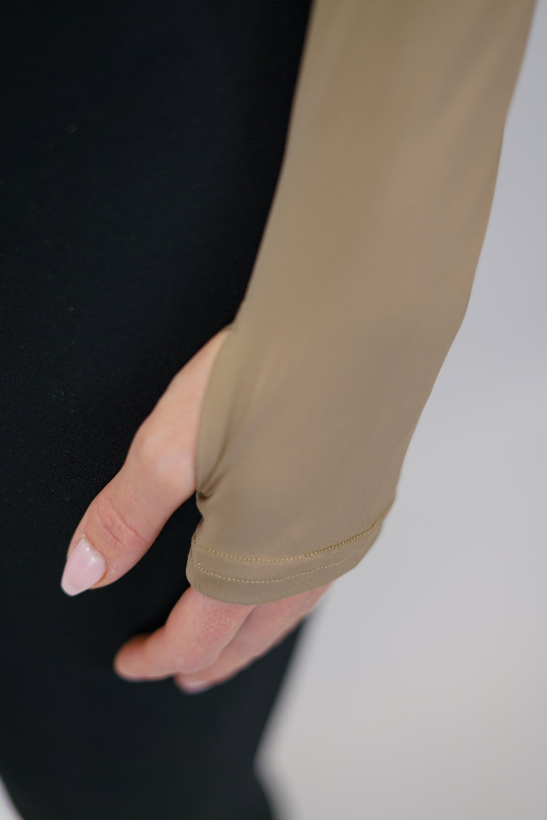 Brun Nalia Performance Long Sleeve Zipper Top - långärmad funktionströja med hel dragkedja, tumhål och Gymwear-logga i nacken