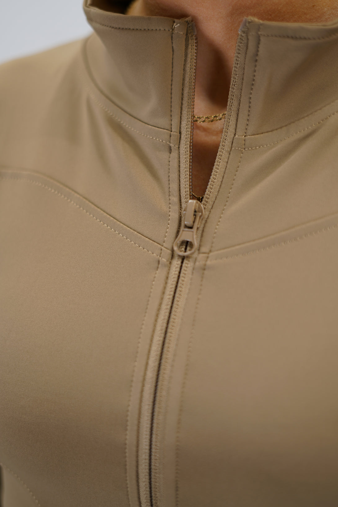 Brun Nalia Performance Long Sleeve Zipper Top - långärmad funktionströja med hel dragkedja, tumhål och Gymwear-logga i nacken