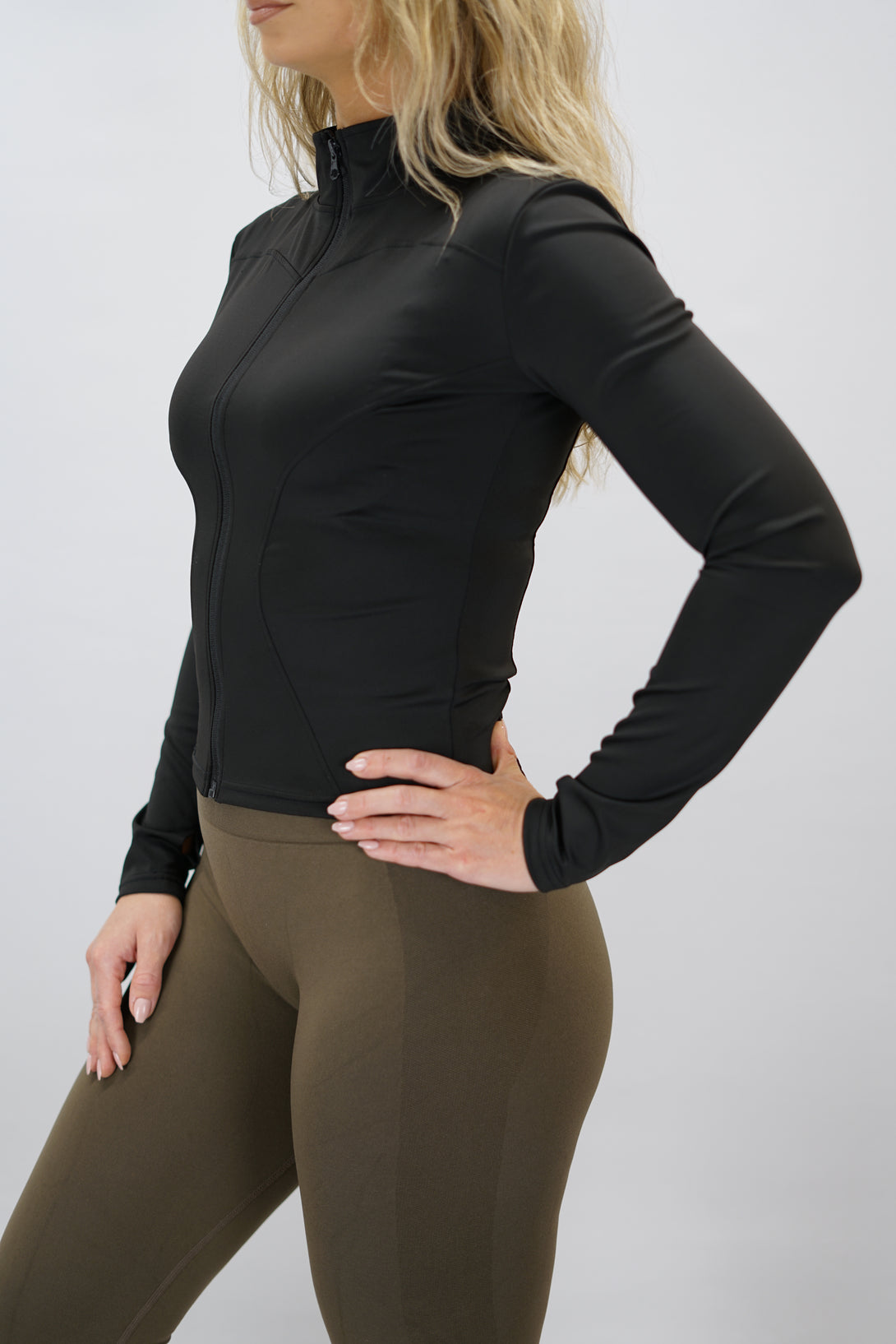 Svart Nalia Performance Long Sleeve Zipper Top - långärmad funktionströja med hel dragkedja, tumhål och Gymwear-logga i nacken