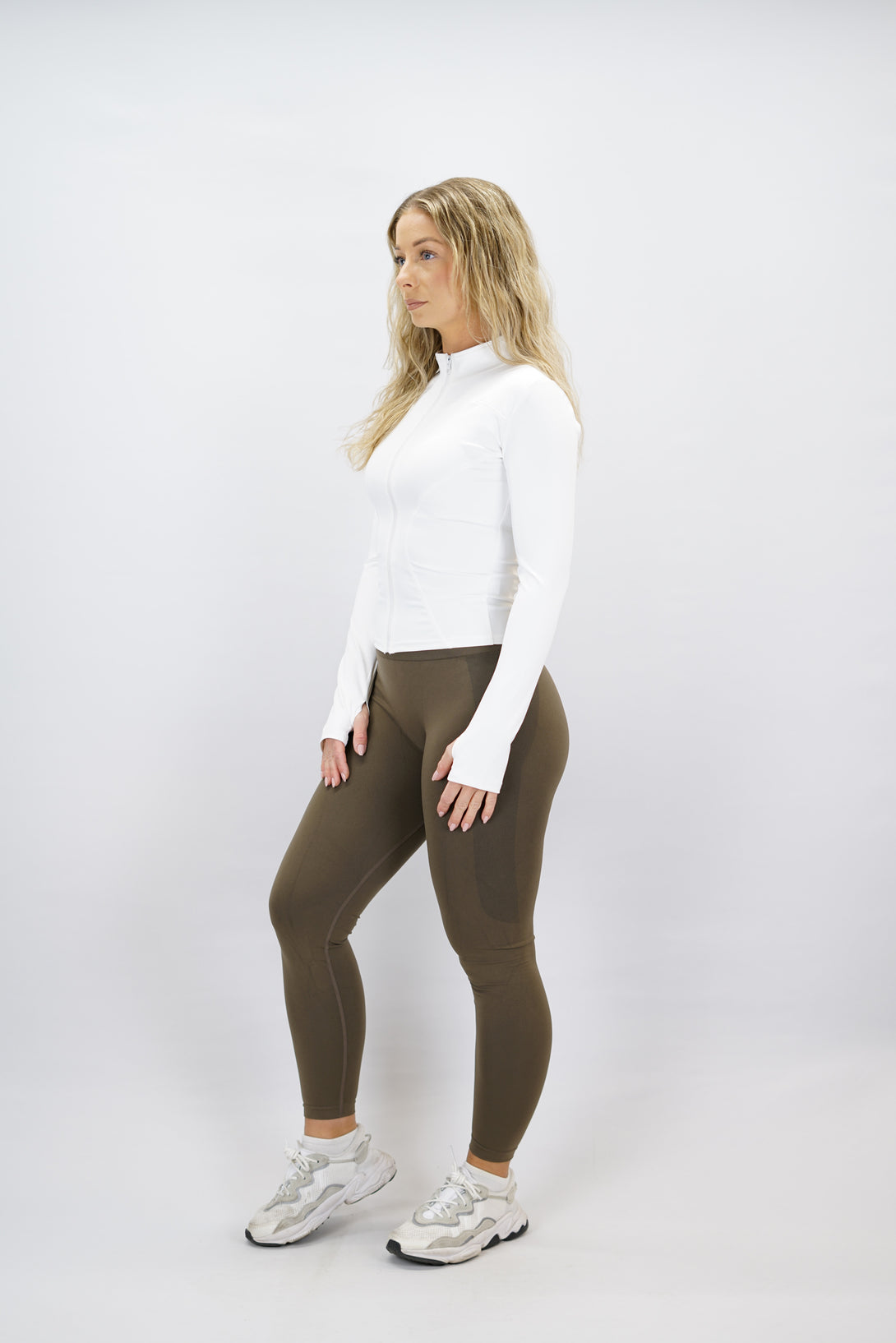 Vit Nalia Performance Long Sleeve Zipper Top - långärmad funktionströja med hel dragkedja, tumhål och Gymwear-logga i nacken