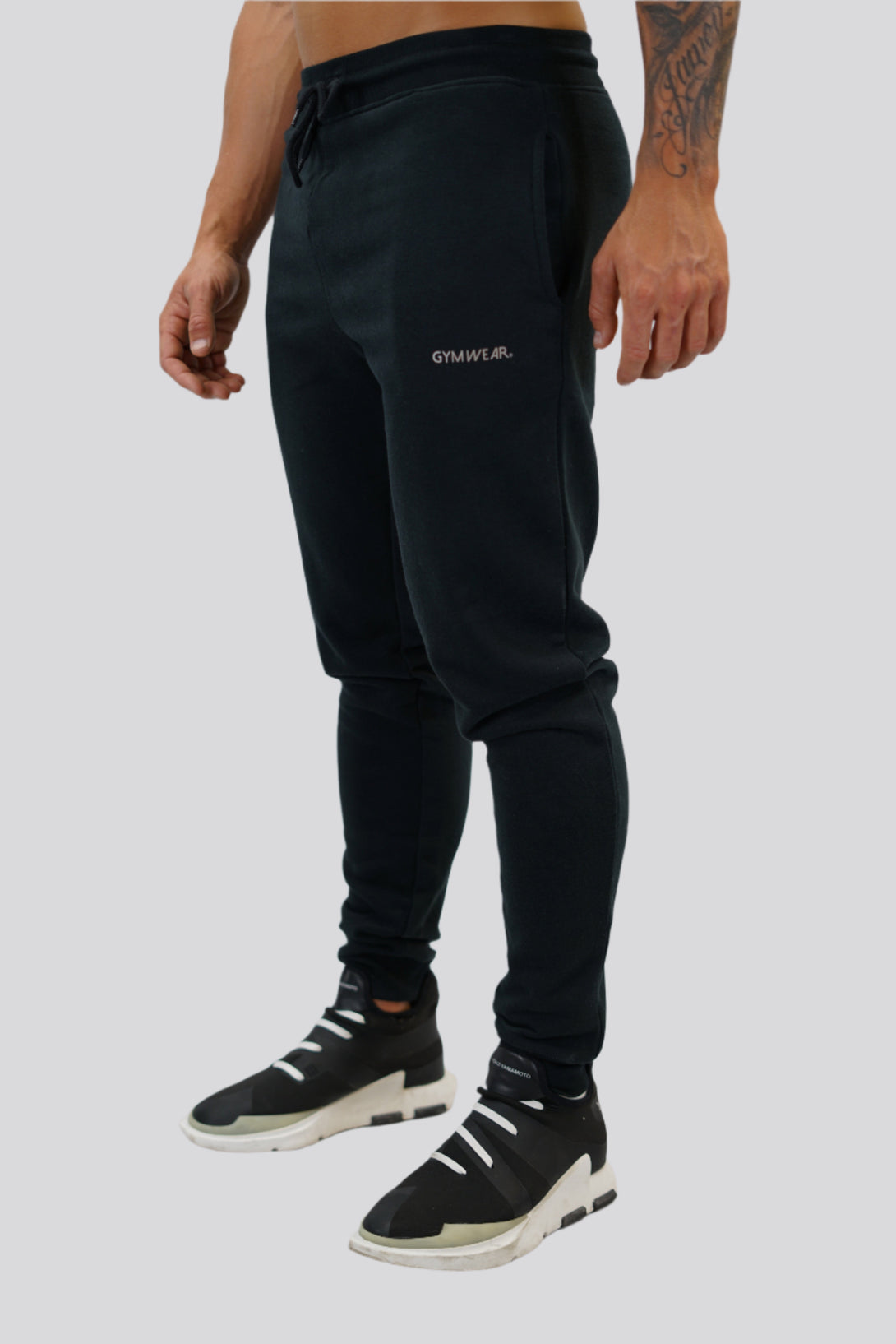 Bekväma JOGGER RAY i premium borstad bomull. Elastisk midja med dragsko, praktiska fickor och avsmalnande passform. Perfekt för träning och vardagsbruk. I svart med Gymwear  logga på vänster lår.