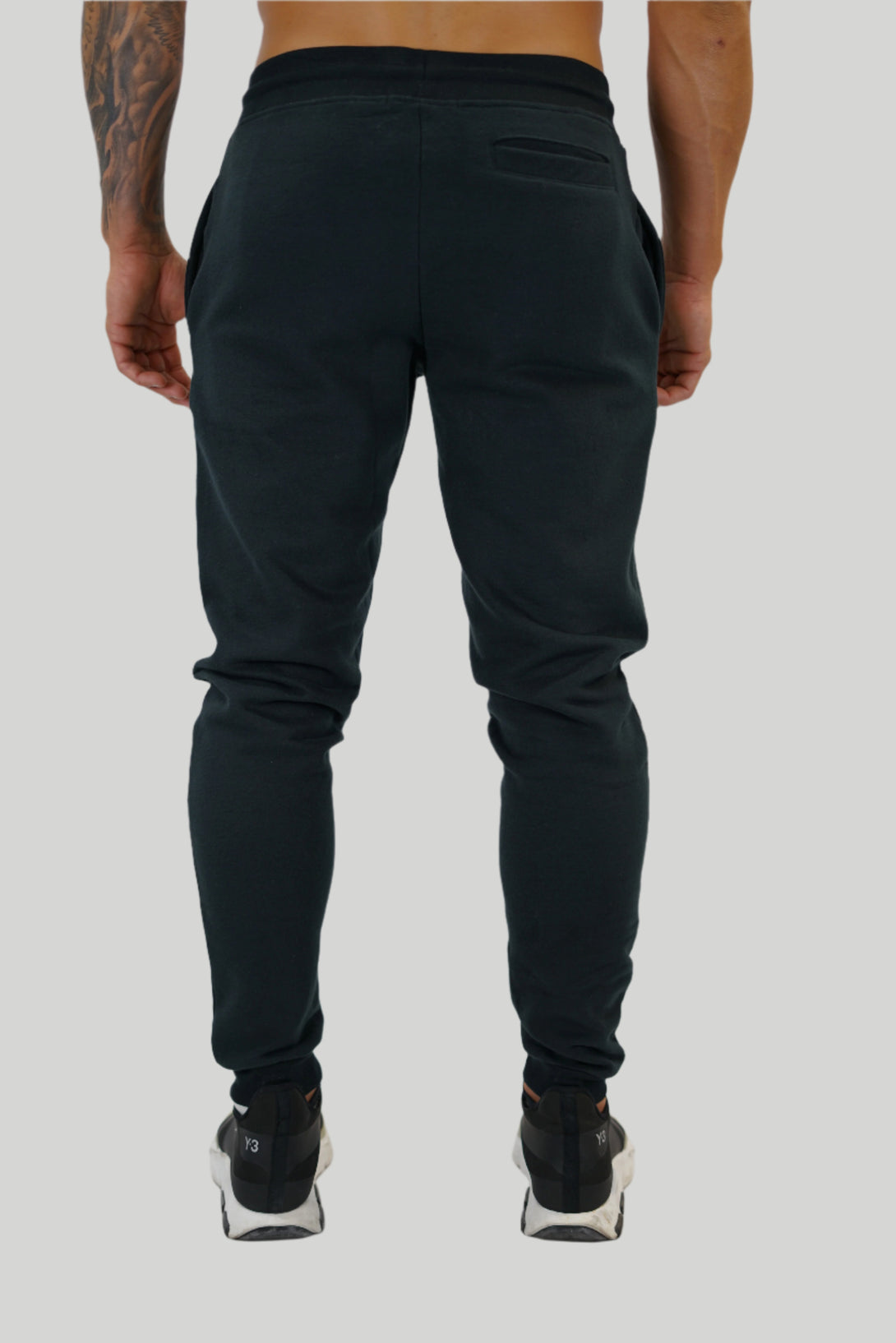 Bekväma JOGGER RAY i premium borstad bomull. Elastisk midja med dragsko, praktiska fickor och avsmalnande passform. Perfekt för träning och vardagsbruk. I svart med Gymwear  logga på vänster lår.
