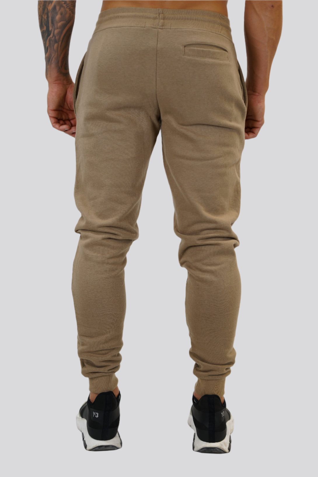 Bekväma JOGGER RAY i premium borstad bomull. Elastisk midja med dragsko, praktiska fickor och avsmalnande passform. Perfekt för träning och vardagsbruk. I färgen brun med Gymwear  logga på vänster lår.