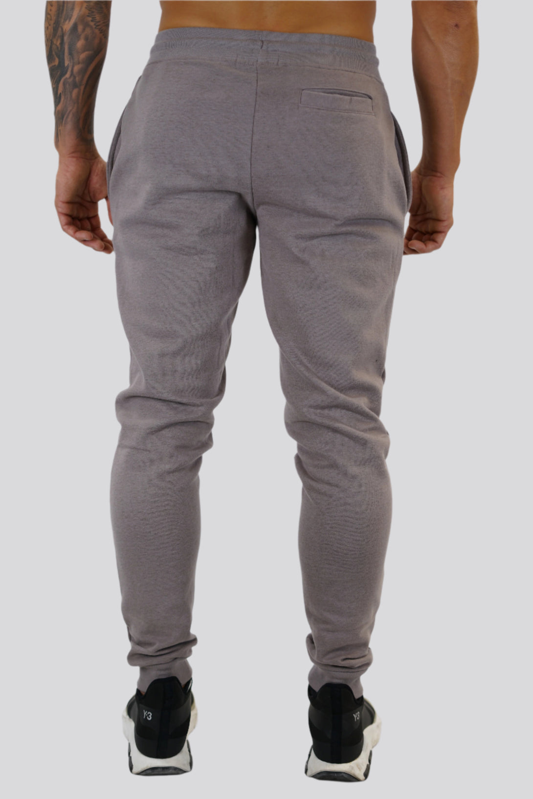 Bekväma JOGGER RAY i premium borstad bomull. Elastisk midja med dragsko, praktiska fickor och avsmalnande passform. Perfekt för träning och vardagsbruk. I färgen zink med Gymwear  logga på vänster lår.