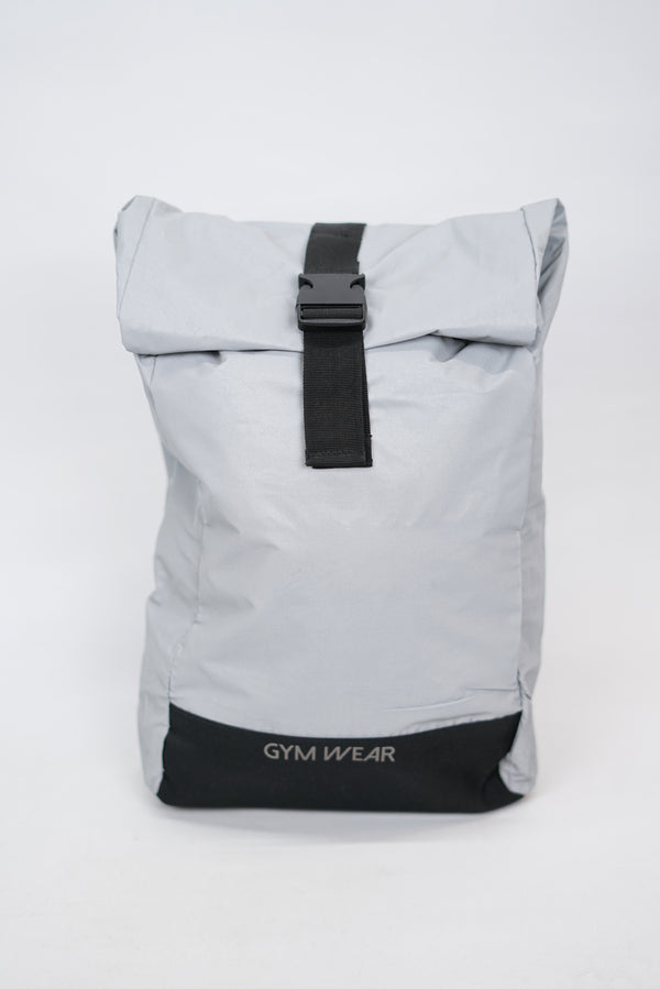Silver GYMWEAR Reflex Bag är en ryggsäck designad för den aktiva livsstilen. Den är tillverkad av högkvalitativ polyester, har en rymlig huvudficka, liten logga i mitten, justerbart axelband, och en modern reflex-design. Perfekt för gymträning, löpning, yoga, simning, och resor.