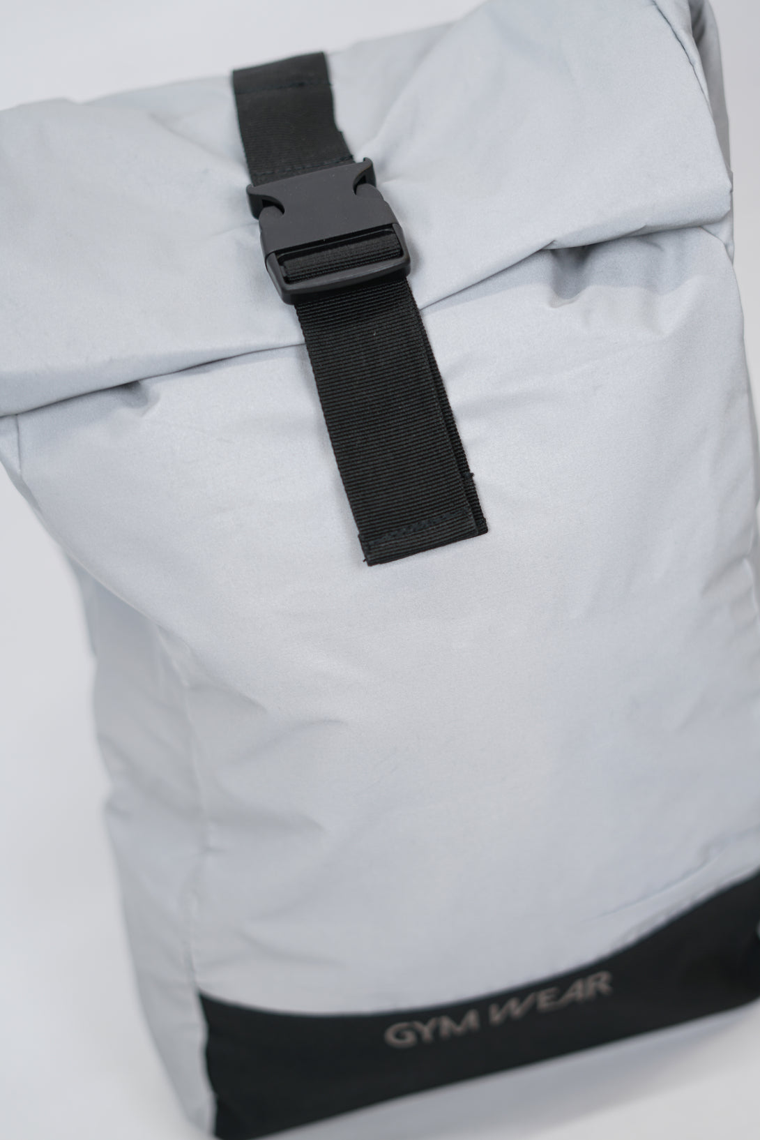 Silver GYMWEAR Reflex Bag är en ryggsäck designad för den aktiva livsstilen. Den är tillverkad av högkvalitativ polyester, har en rymlig huvudficka, liten logga i mitten, justerbart axelband, och en modern reflex-design. Perfekt för gymträning, löpning, yoga, simning, och resor.