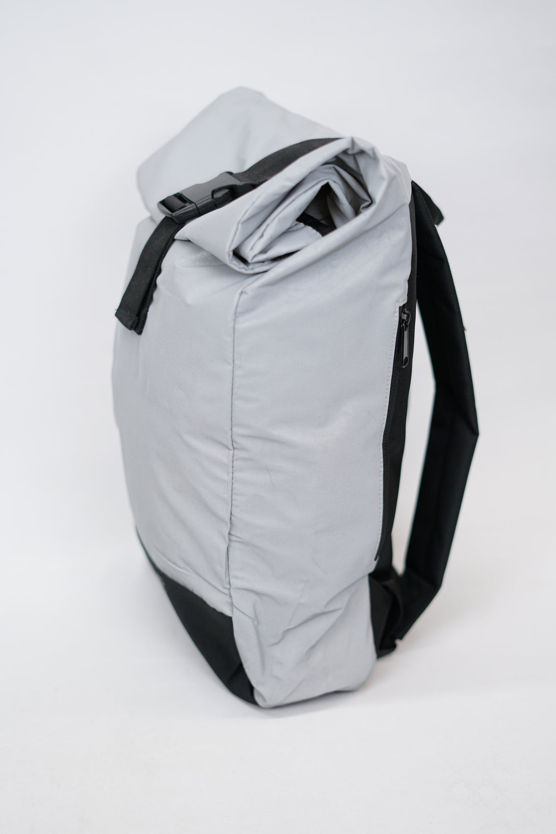 Silver GYMWEAR Reflex Bag är en ryggsäck designad för den aktiva livsstilen. Den är tillverkad av högkvalitativ polyester, har en rymlig huvudficka, liten logga i mitten, justerbart axelband, och en modern reflex-design. Perfekt för gymträning, löpning, yoga, simning, och resor.