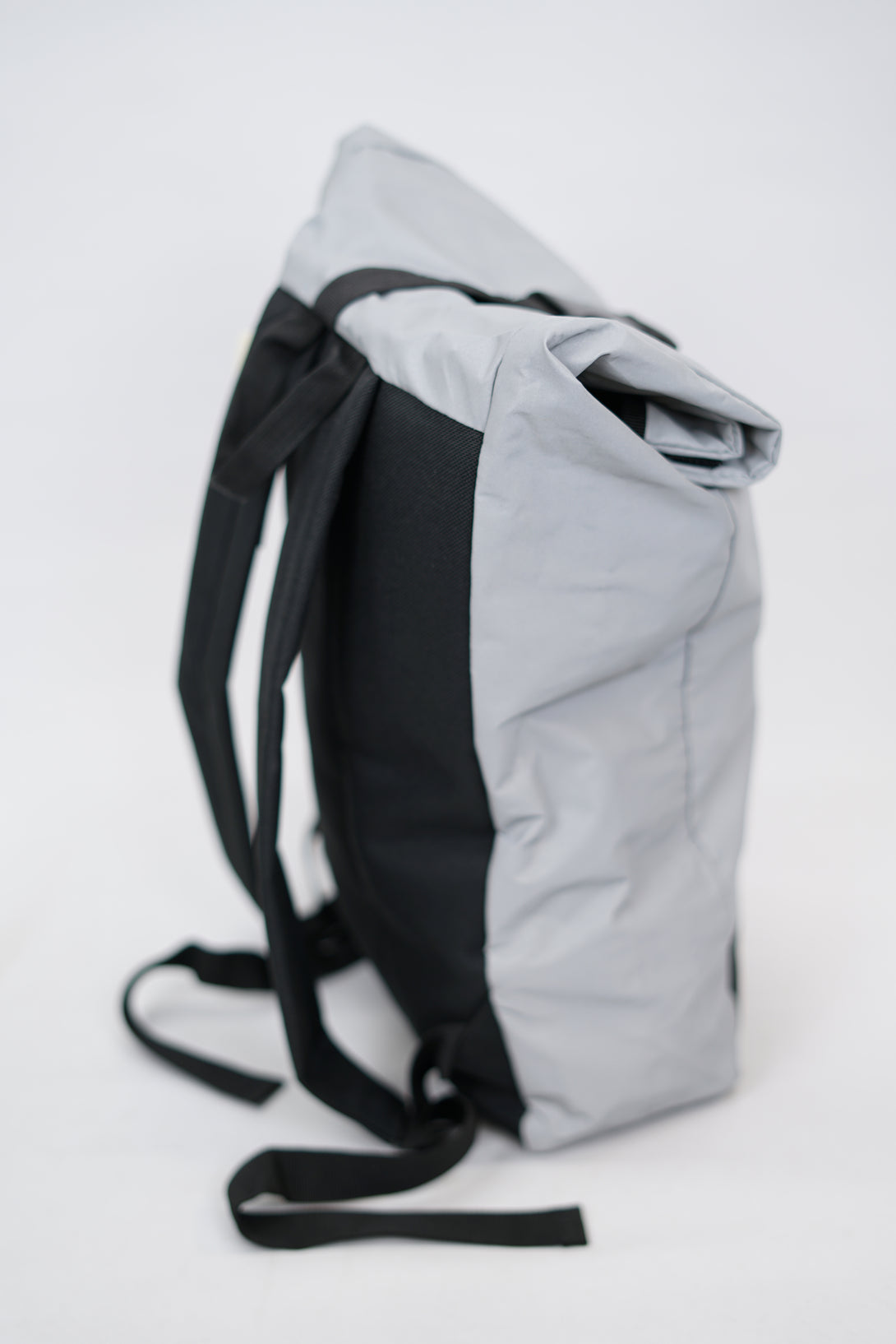Silver GYMWEAR Reflex Bag är en ryggsäck designad för den aktiva livsstilen. Den är tillverkad av högkvalitativ polyester, har en rymlig huvudficka, liten logga i mitten, justerbart axelband, och en modern reflex-design. Perfekt för gymträning, löpning, yoga, simning, och resor.