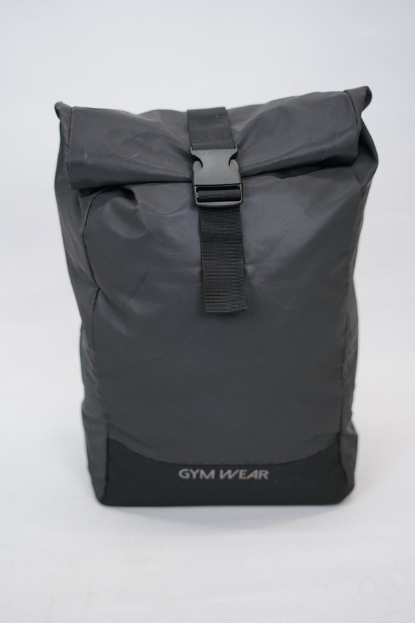 Svart GYMWEAR Reflex Bag är en ryggsäck designad för den aktiva livsstilen. Den är tillverkad av högkvalitativ polyester, har en rymlig huvudficka, liten logga i mitten, justerbart axelband, och en modern reflex-design. Perfekt för gymträning, löpning, yoga, simning, och resor.