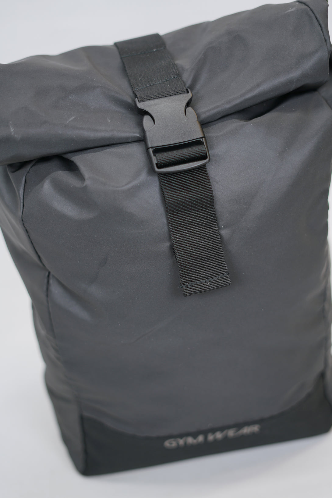 Svart GYMWEAR Reflex Bag är en ryggsäck designad för den aktiva livsstilen. Den är tillverkad av högkvalitativ polyester, har en rymlig huvudficka, liten logga i mitten, justerbart axelband, och en modern reflex-design. Perfekt för gymträning, löpning, yoga, simning, och resor.