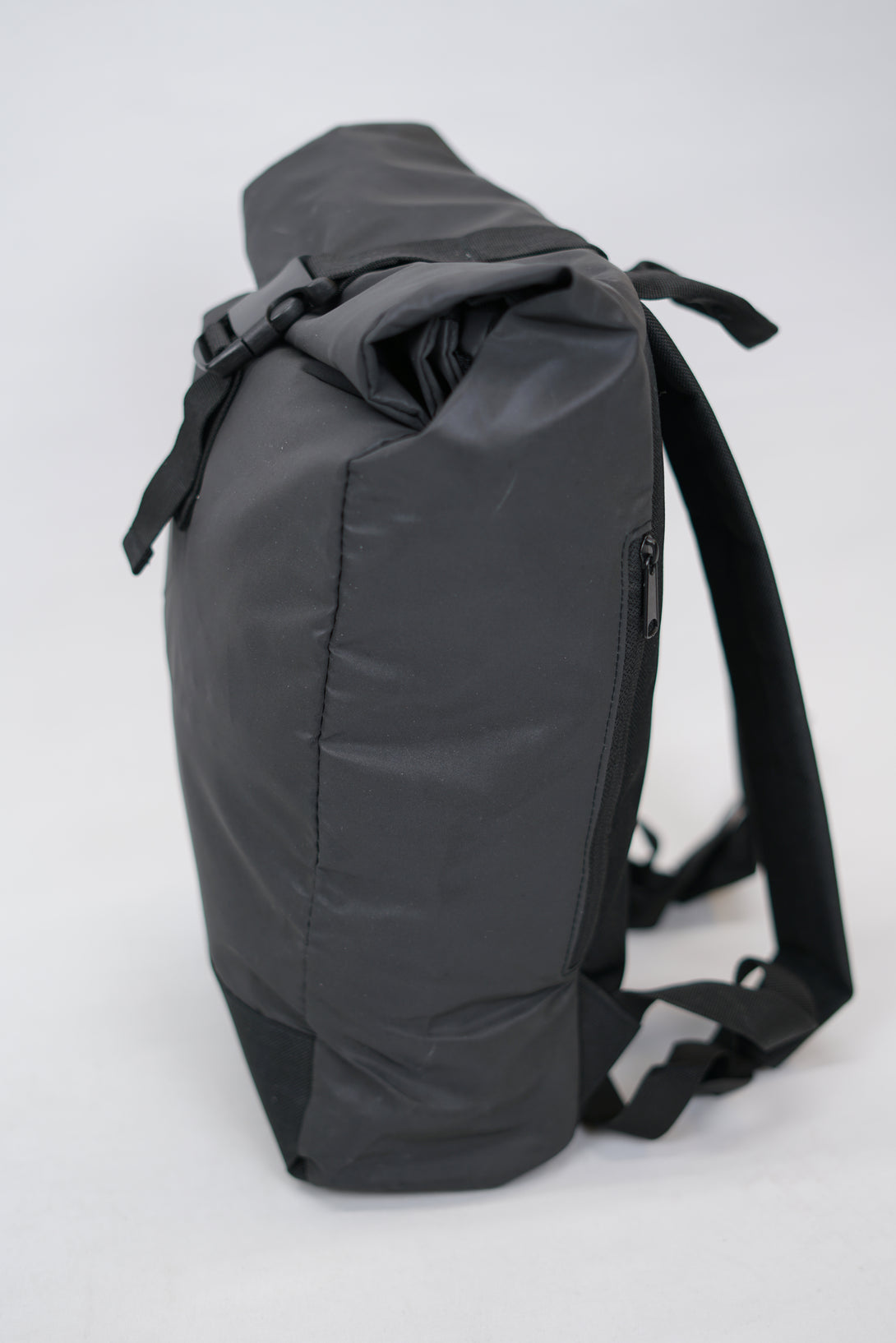Svart GYMWEAR Reflex Bag är en ryggsäck designad för den aktiva livsstilen. Den är tillverkad av högkvalitativ polyester, har en rymlig huvudficka, liten logga i mitten, justerbart axelband, och en modern reflex-design. Perfekt för gymträning, löpning, yoga, simning, och resor.