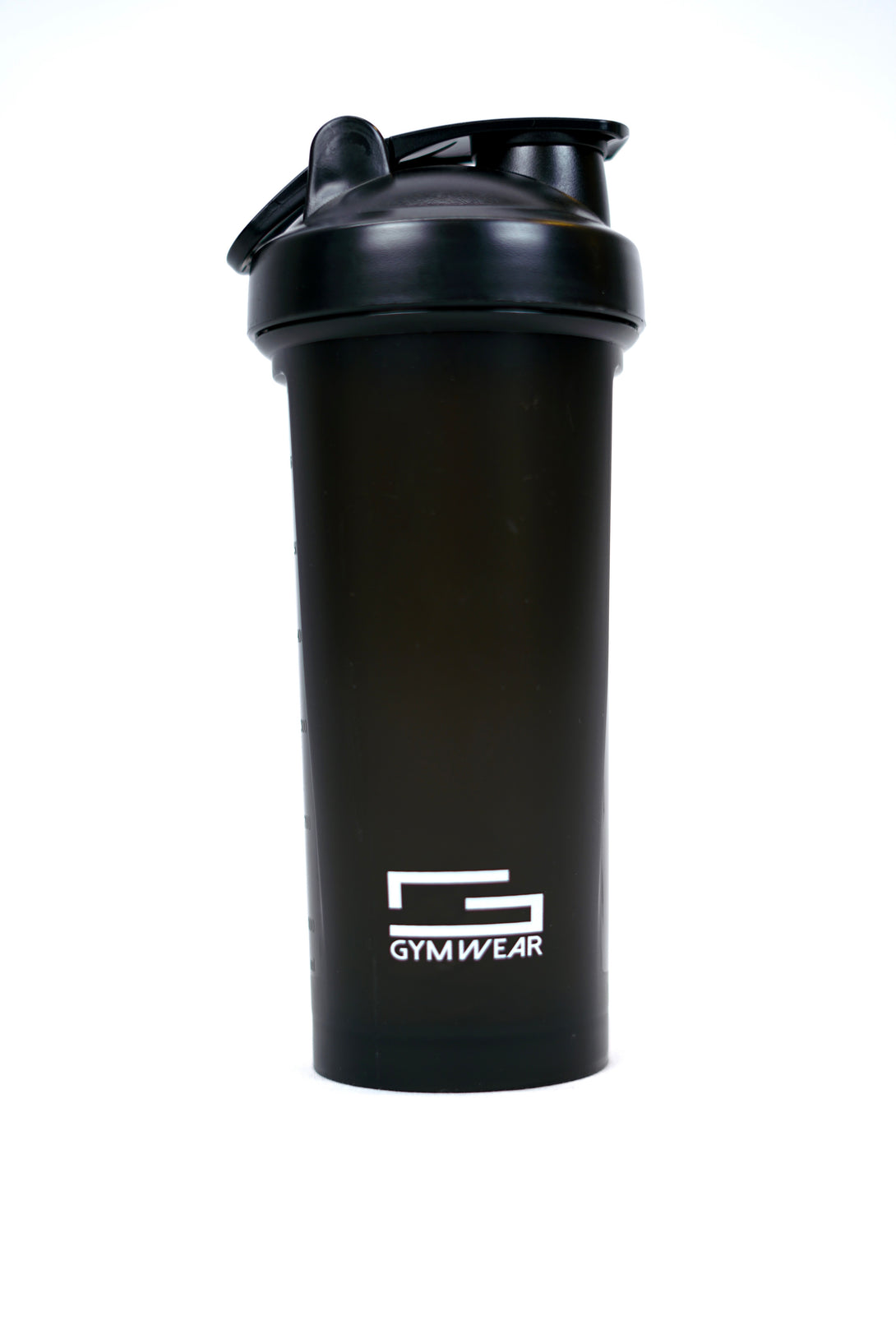 GYMWEAR Shaker 600ml, en svart tränings shaker med tryckt Gymwear-logotyp och symbol, kapacitet 600 milliliter