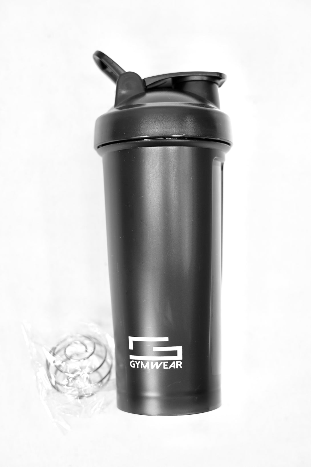 GYMWEAR Shaker 600ml, en svart tränings shaker med tryckt Gymwear-logotyp och symbol, kapacitet 600 milliliter