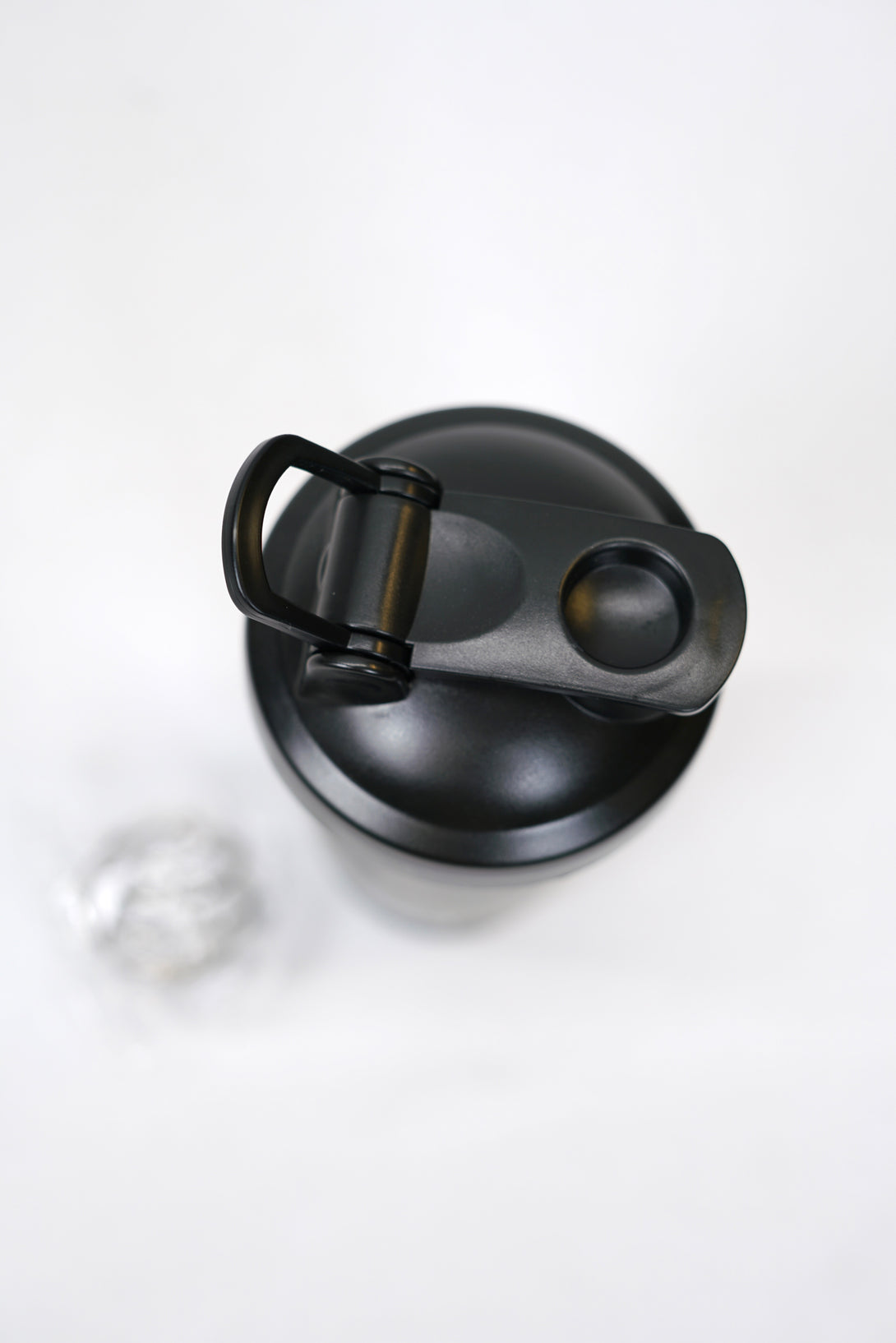 GYMWEAR Shaker 600ml, en svart tränings shaker med tryckt Gymwear-logotyp och symbol, kapacitet 600 milliliter