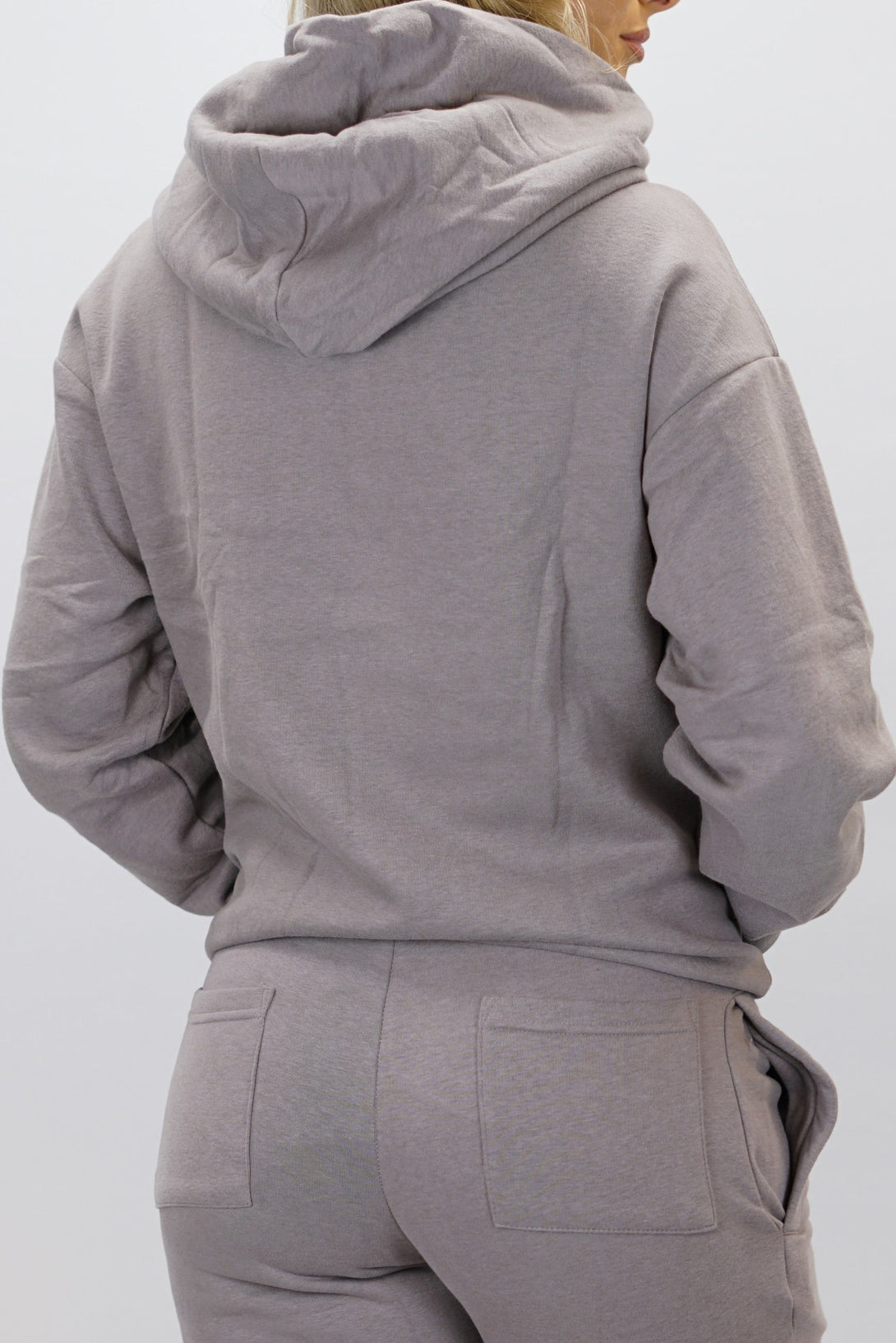 Z-2 Hoodie i zink färg, borstade bomull med GYMWEAR logga på vänster bröst. Snygga diskreta fickor.