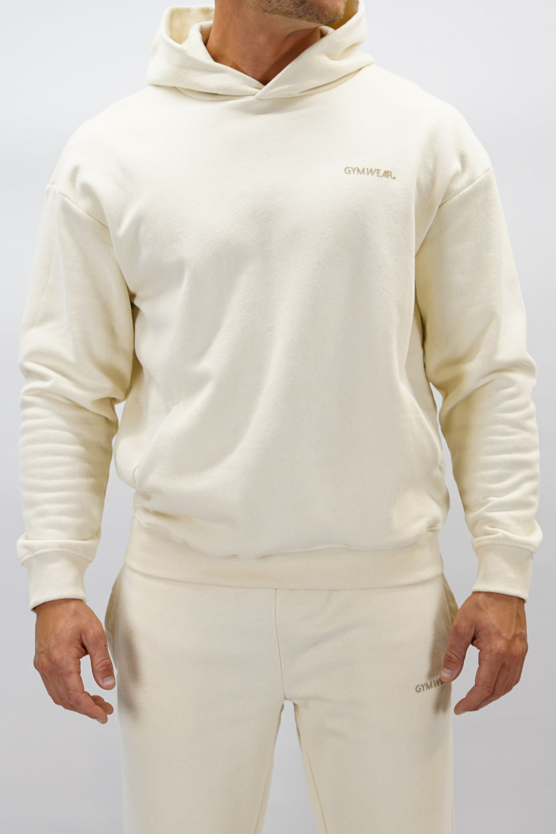 Z-2 Hoodie i beige färg, borstade bomull med GYMWEAR logga på vänster bröst. Snygga diskreta fickor.